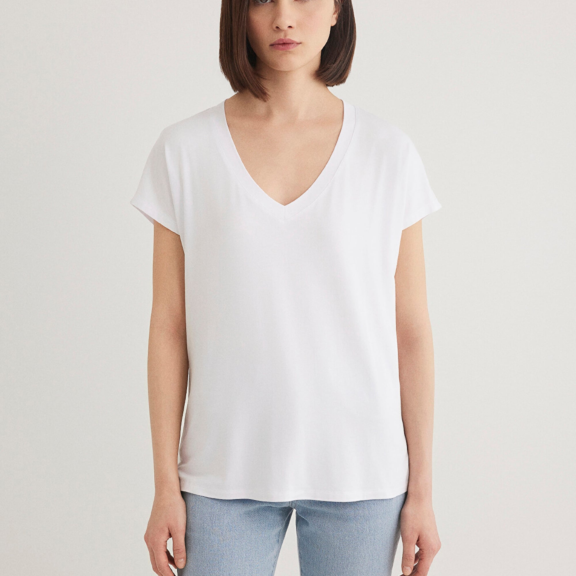 Mavi V Yaka Beyaz Basic Viskoz Tişört Regular Fit / Normal Kesim 167714-620