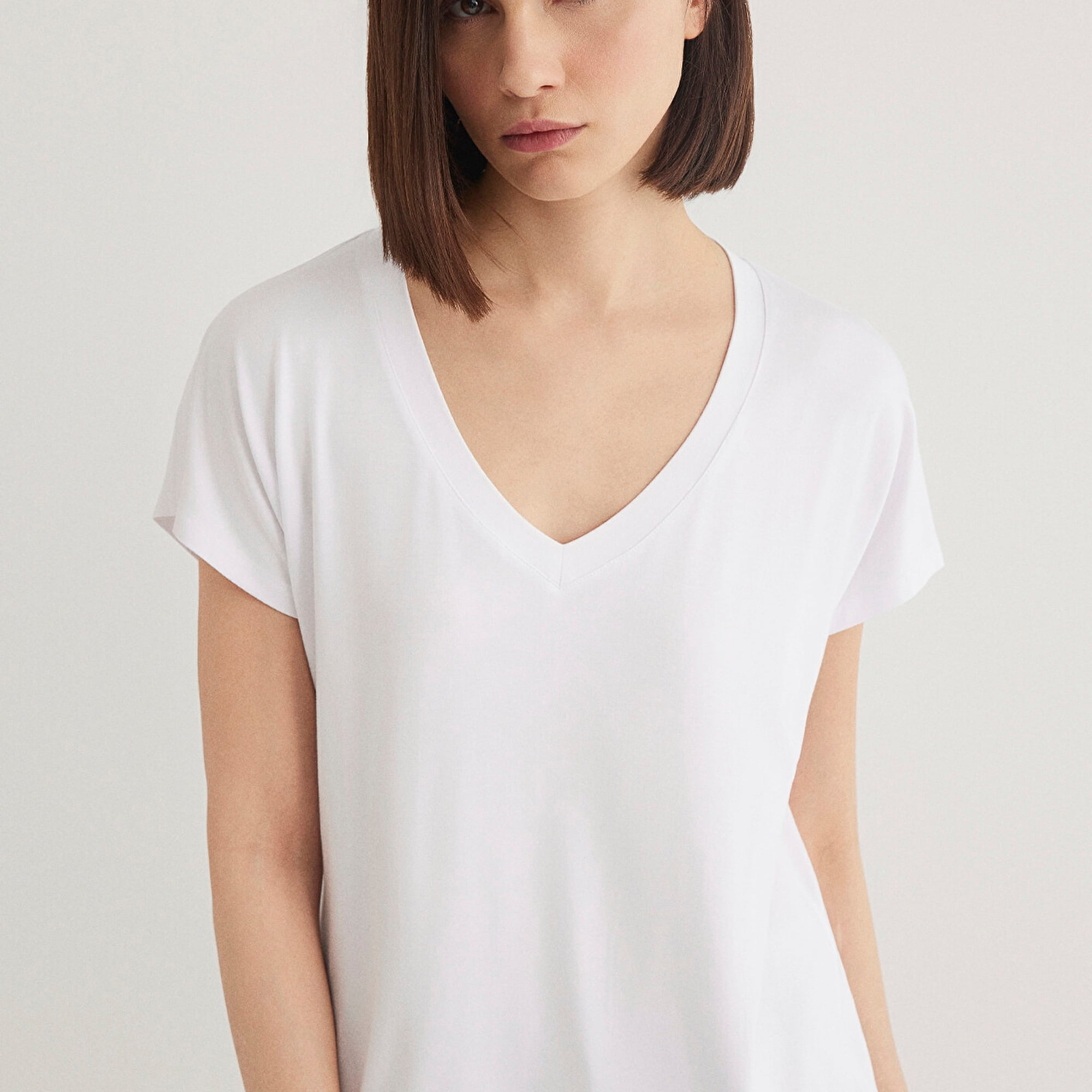 Mavi V Yaka Beyaz Basic Viskoz Tişört Regular Fit / Normal Kesim 167714-620