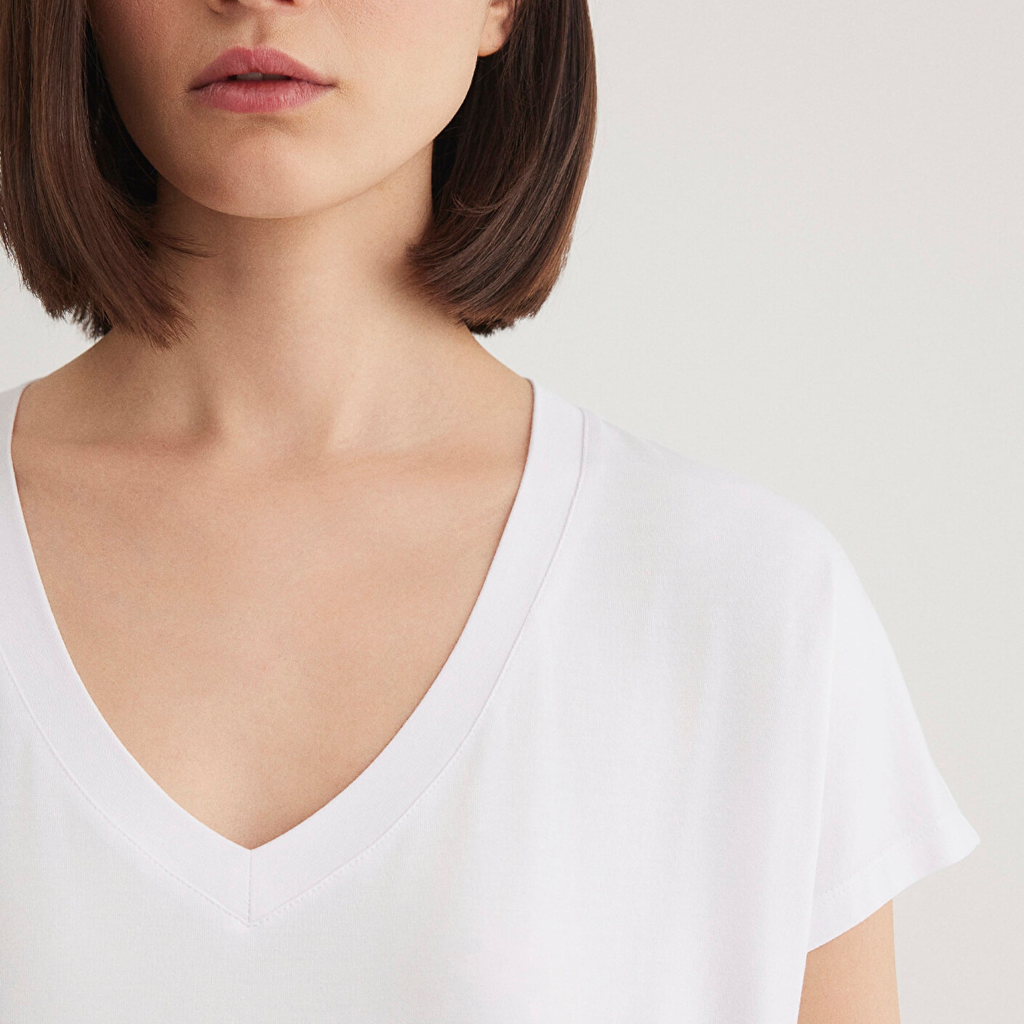 Mavi V Yaka Beyaz Basic Viskoz Tişört Regular Fit / Normal Kesim 167714-620