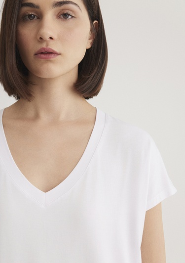  Mavi V Yaka Beyaz Basic Viskoz Tişört Regular Fit / Normal Kesim 167714-620