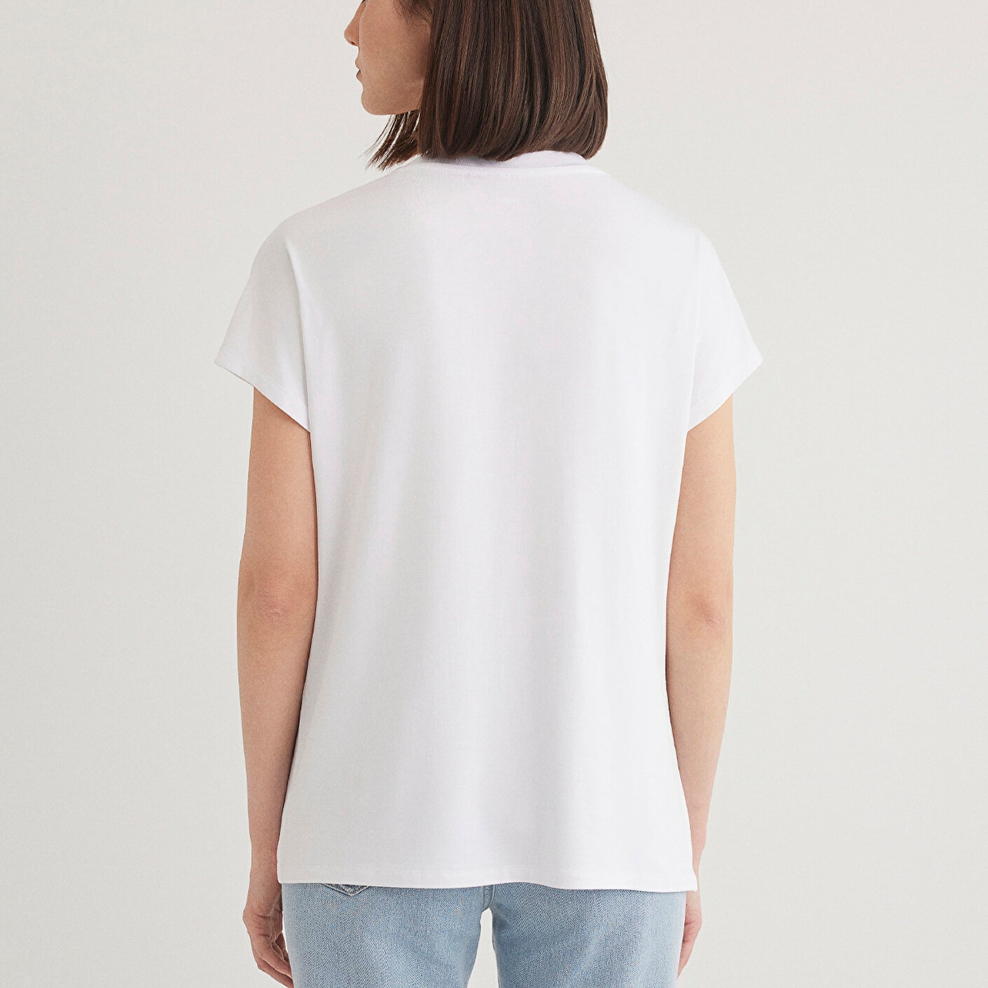 Mavi V Yaka Beyaz Basic Viskoz Tişört Regular Fit / Normal Kesim 167714-620