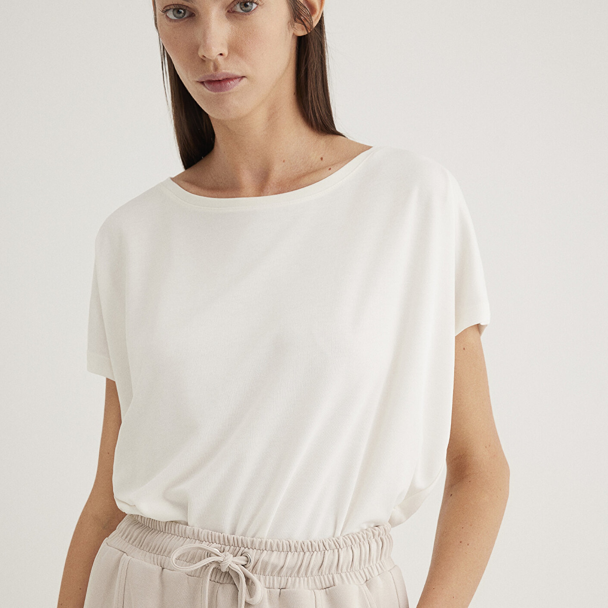 Mavi Lux Touch TENCEL TM Modal Ekru Basic Tişört Loose Fit / Bol Rahat Kesim 167245-25705