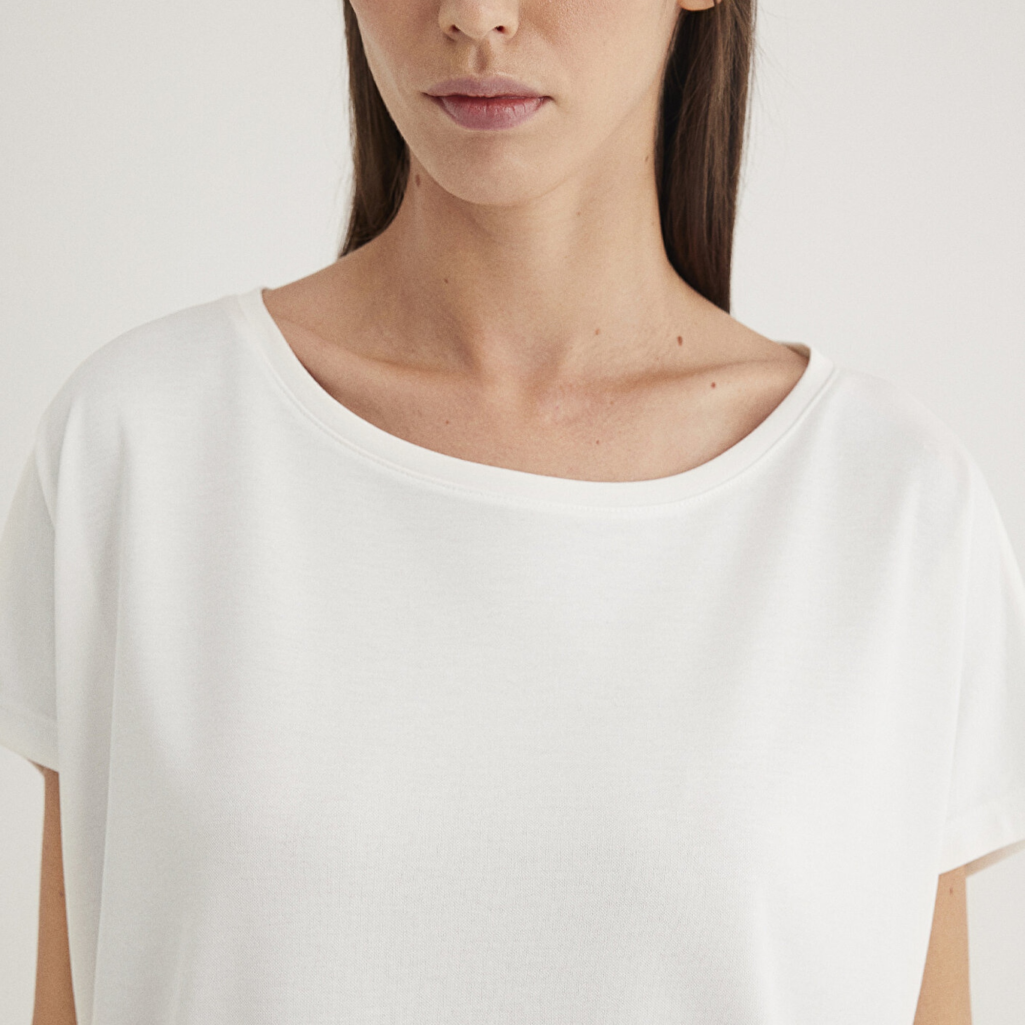 Mavi Lux Touch TENCEL TM Modal Ekru Basic Tişört Loose Fit / Bol Rahat Kesim 167245-25705