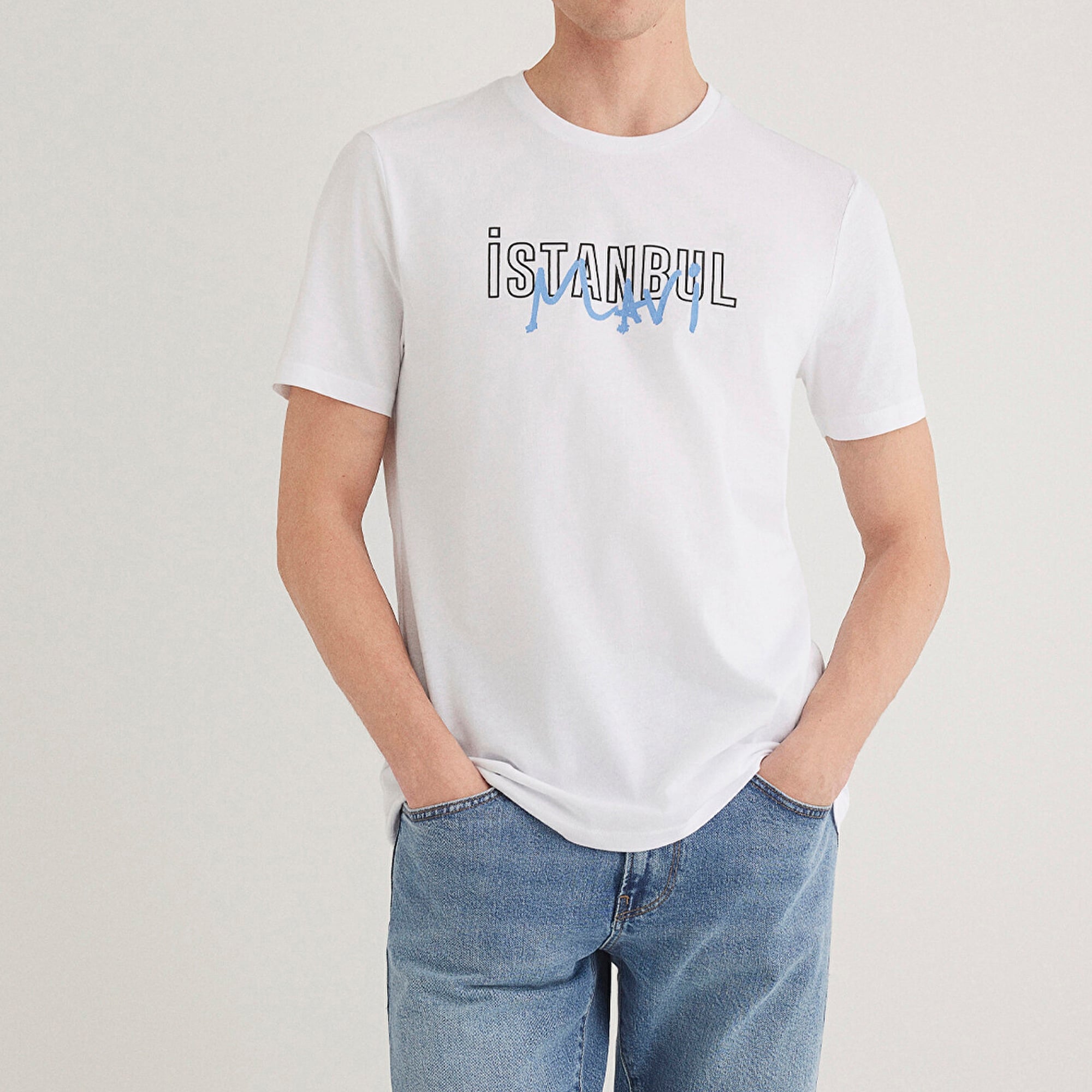 Mavi İstanbul Baskılı Beyaz Tişört Regular Fit / Normal Kesim 067114-620