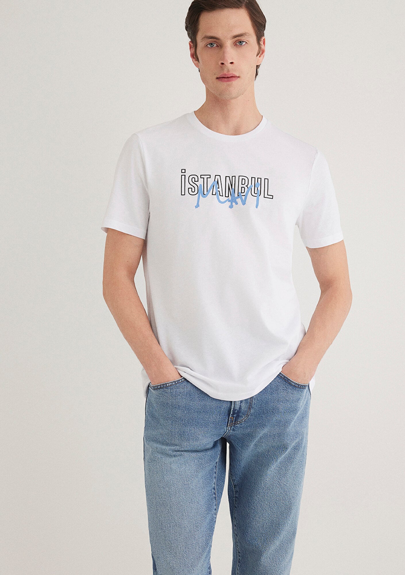  Mavi İstanbul Baskılı Beyaz Tişört Regular Fit / Normal Kesim 067114-620