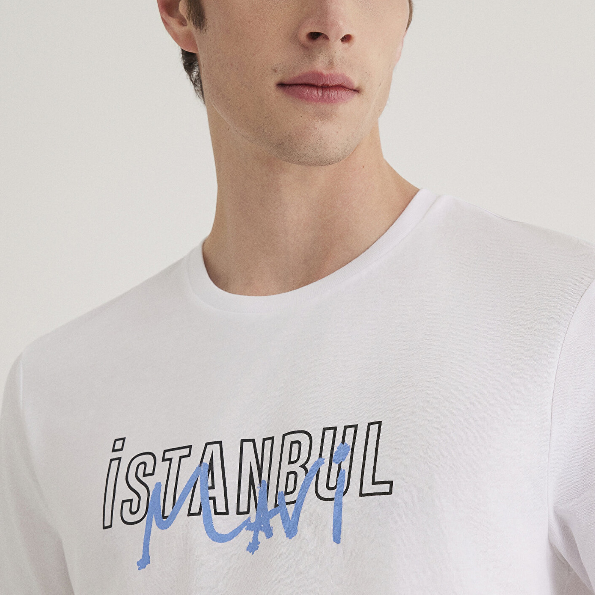 Mavi İstanbul Baskılı Beyaz Tişört Regular Fit / Normal Kesim 067114-620