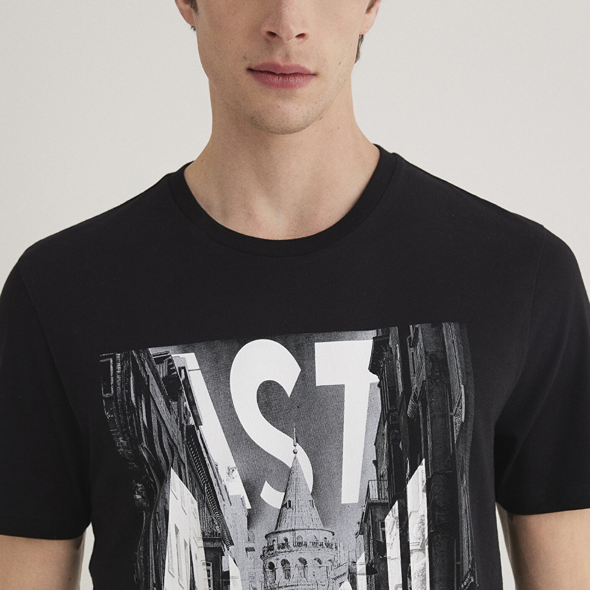 Mavi İstanbul Galata Baskılı Siyah Tişört Slim Fit / Dar Kesim 067053-900