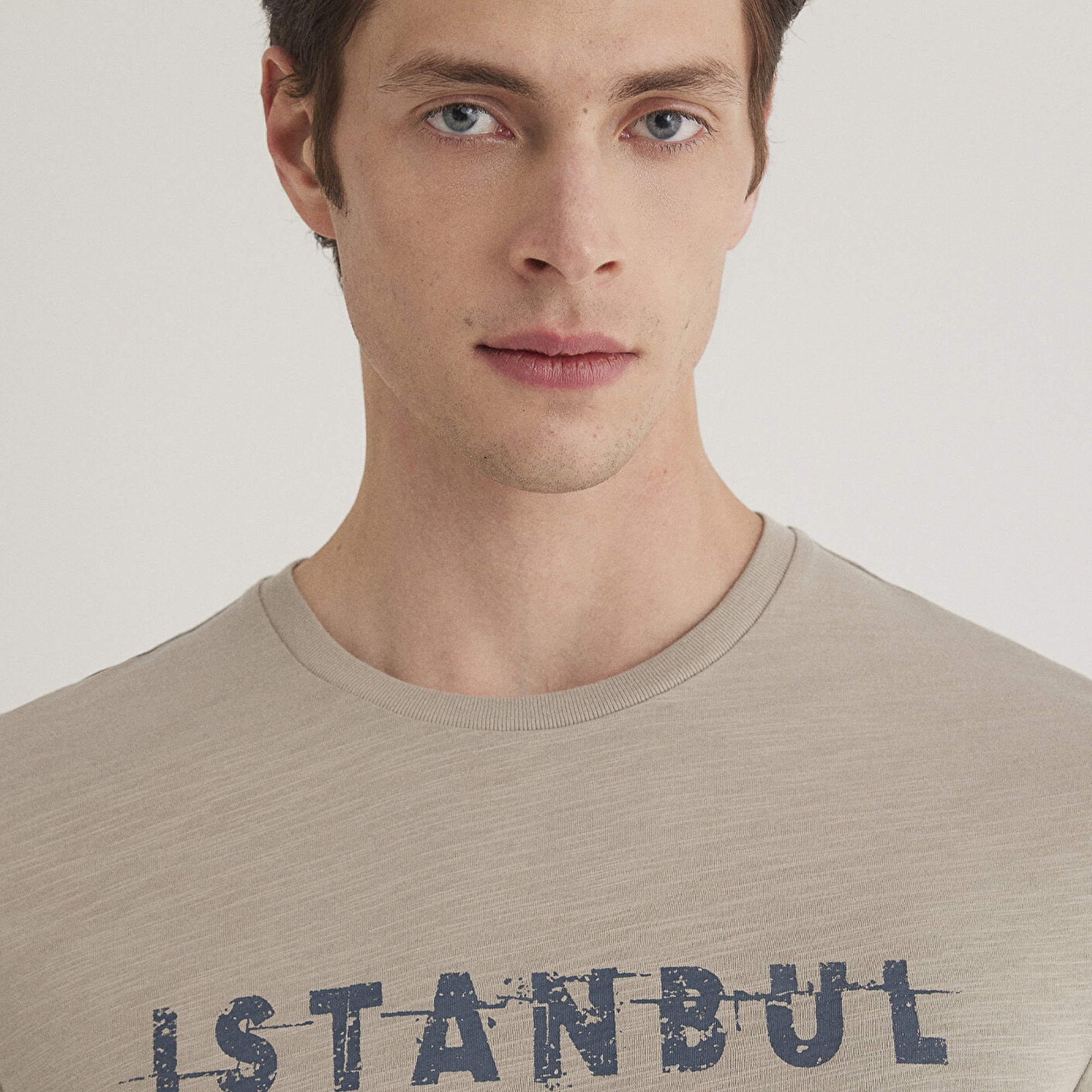 Mavi İstanbul Baskılı Bej Tişört Slim Fit / Dar Kesim 066282-31935