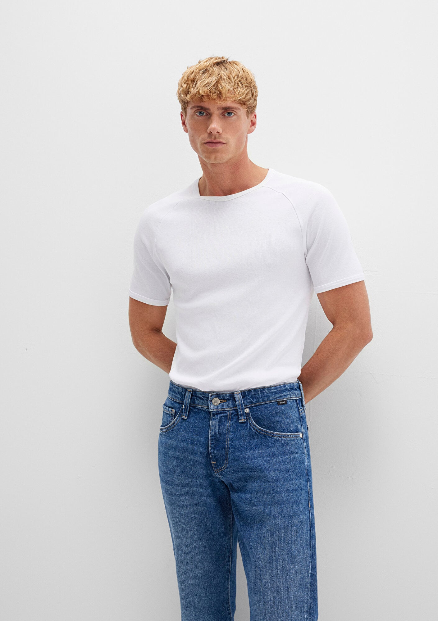  Mavi Ribana Detaylı Beyaz Tişört Fitted / Vücuda Oturan Kesim 06605622