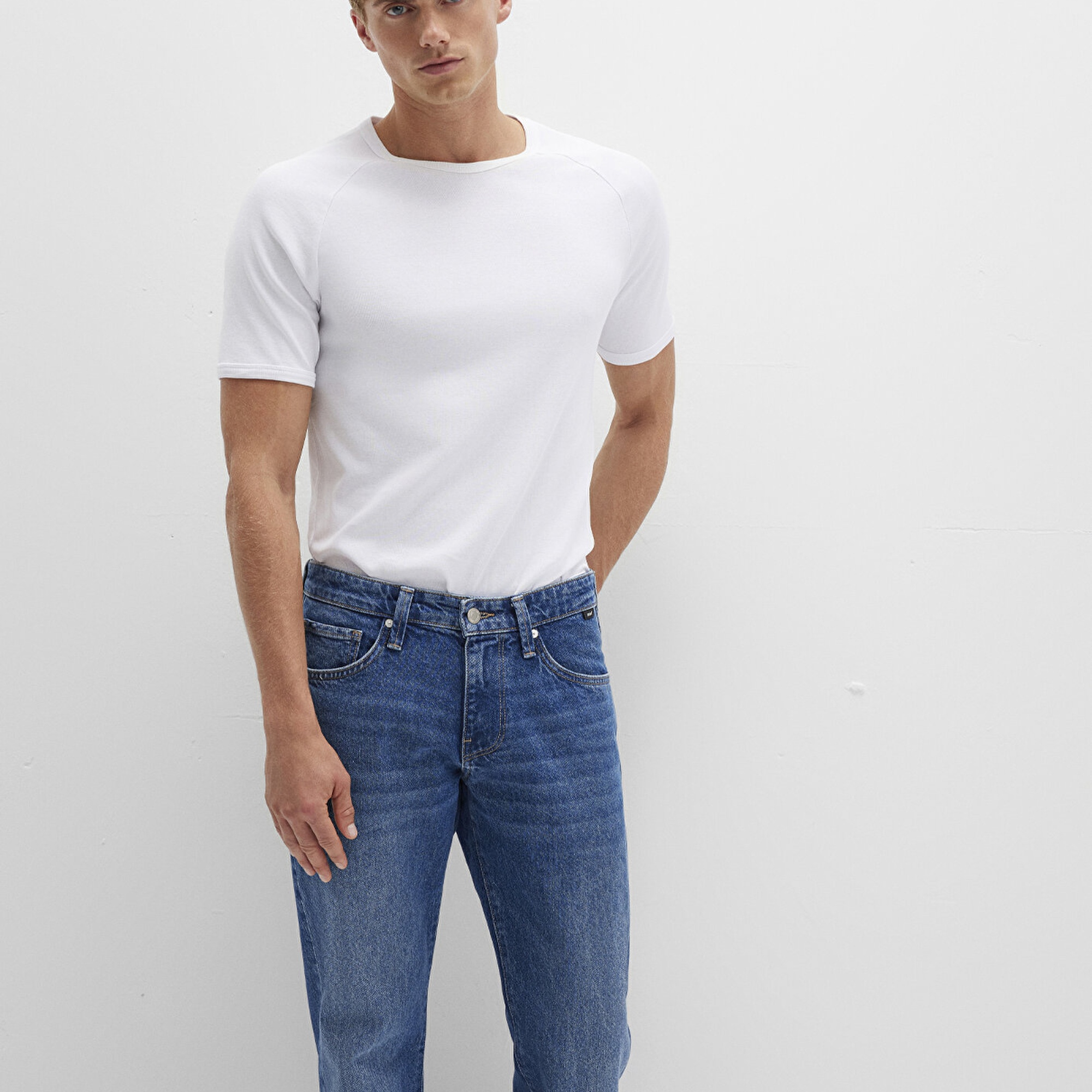 Mavi Ribana Detaylı Beyaz Tişört Fitted / Vücuda Oturan Kesim 06605622