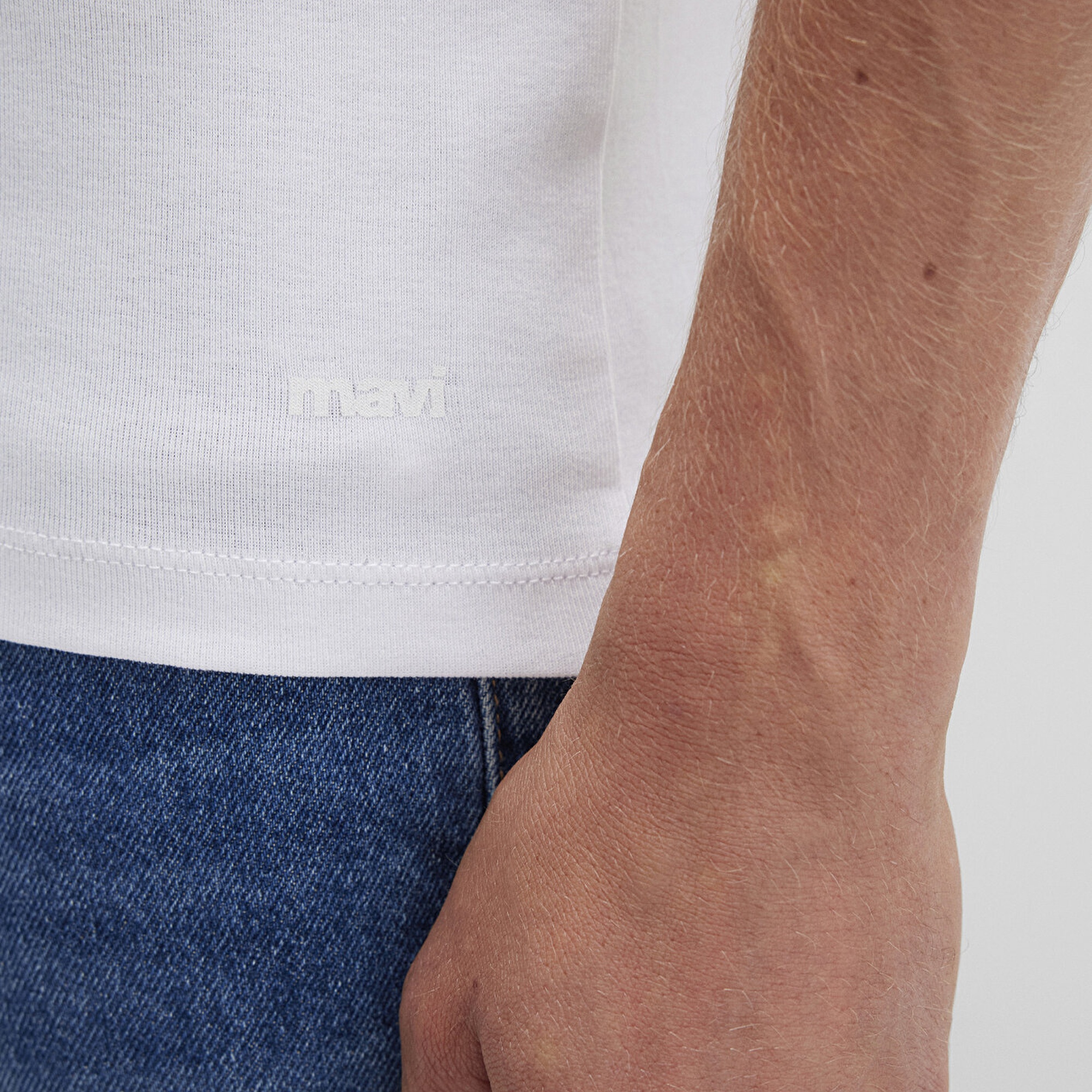 Mavi Ribana Detaylı Beyaz Tişört Fitted / Vücuda Oturan Kesim 06605622