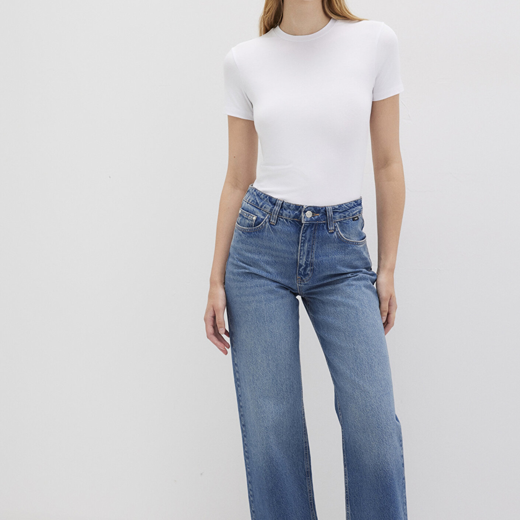 Mavi Lux Touch Beyaz Basic Modal Tişört Fitted / Vücuda Oturan Kesim 1600963-620