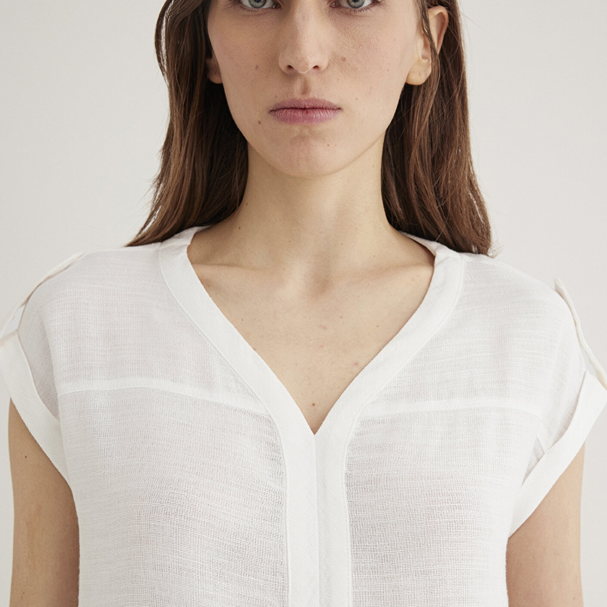 Mavi V Yaka Beyaz Bluz 122504-30701