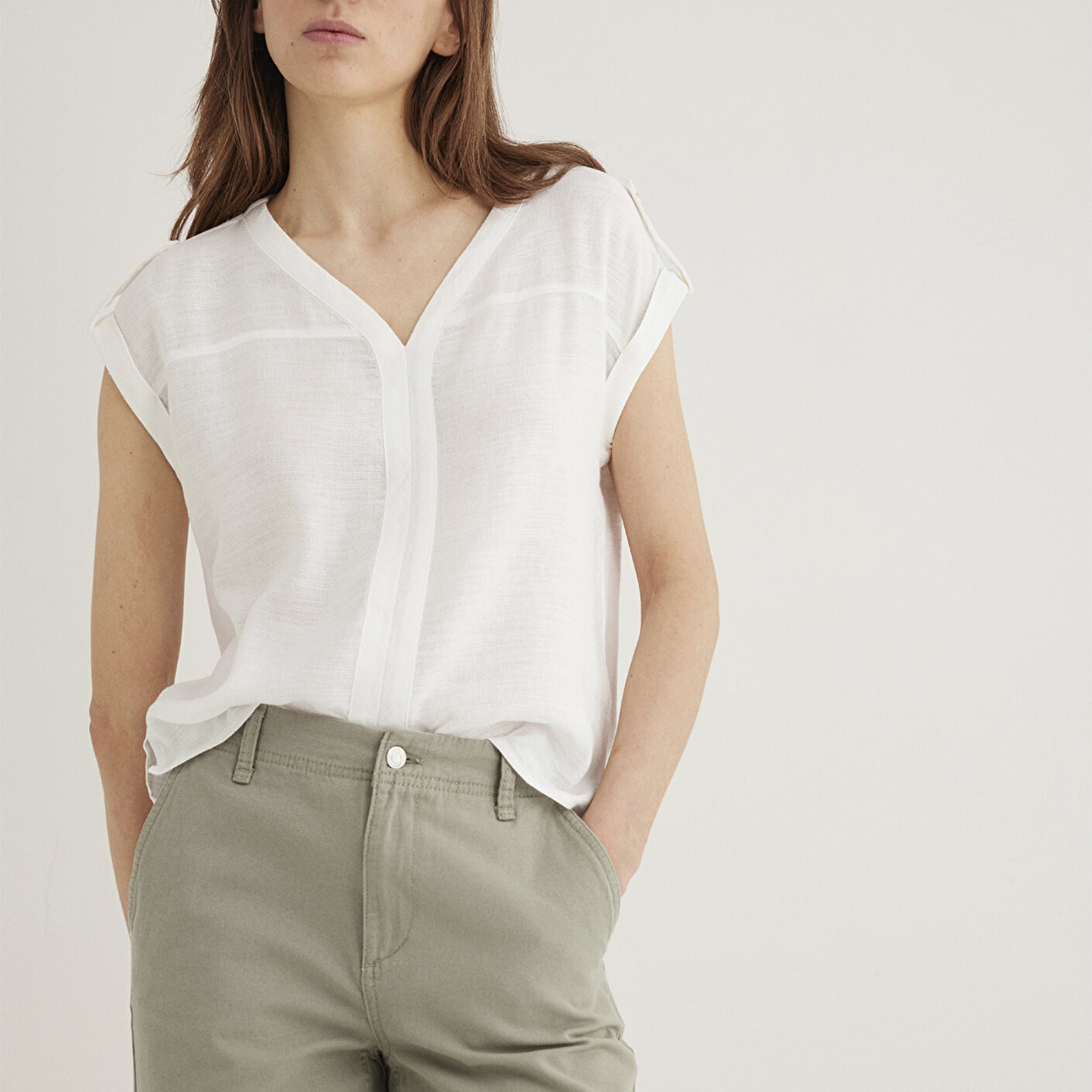 Mavi V Yaka Beyaz Bluz 122504-30701