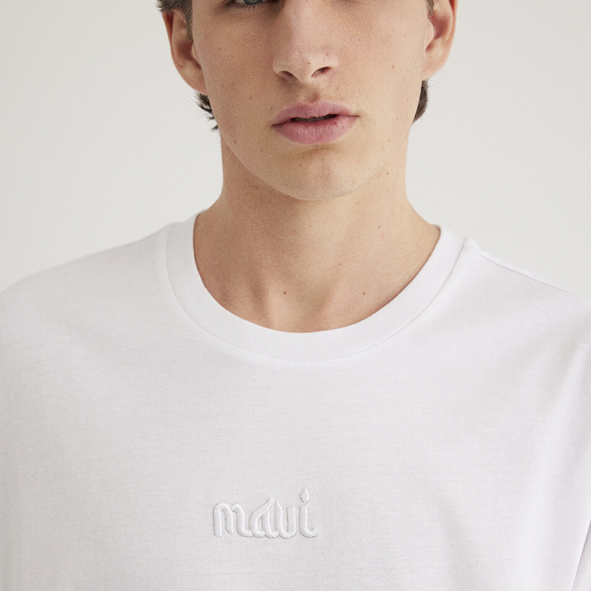 Mavi Mavi Nakışlı Beyaz Tişört Loose Fit / Bol Rahat Kesim 0610100-620