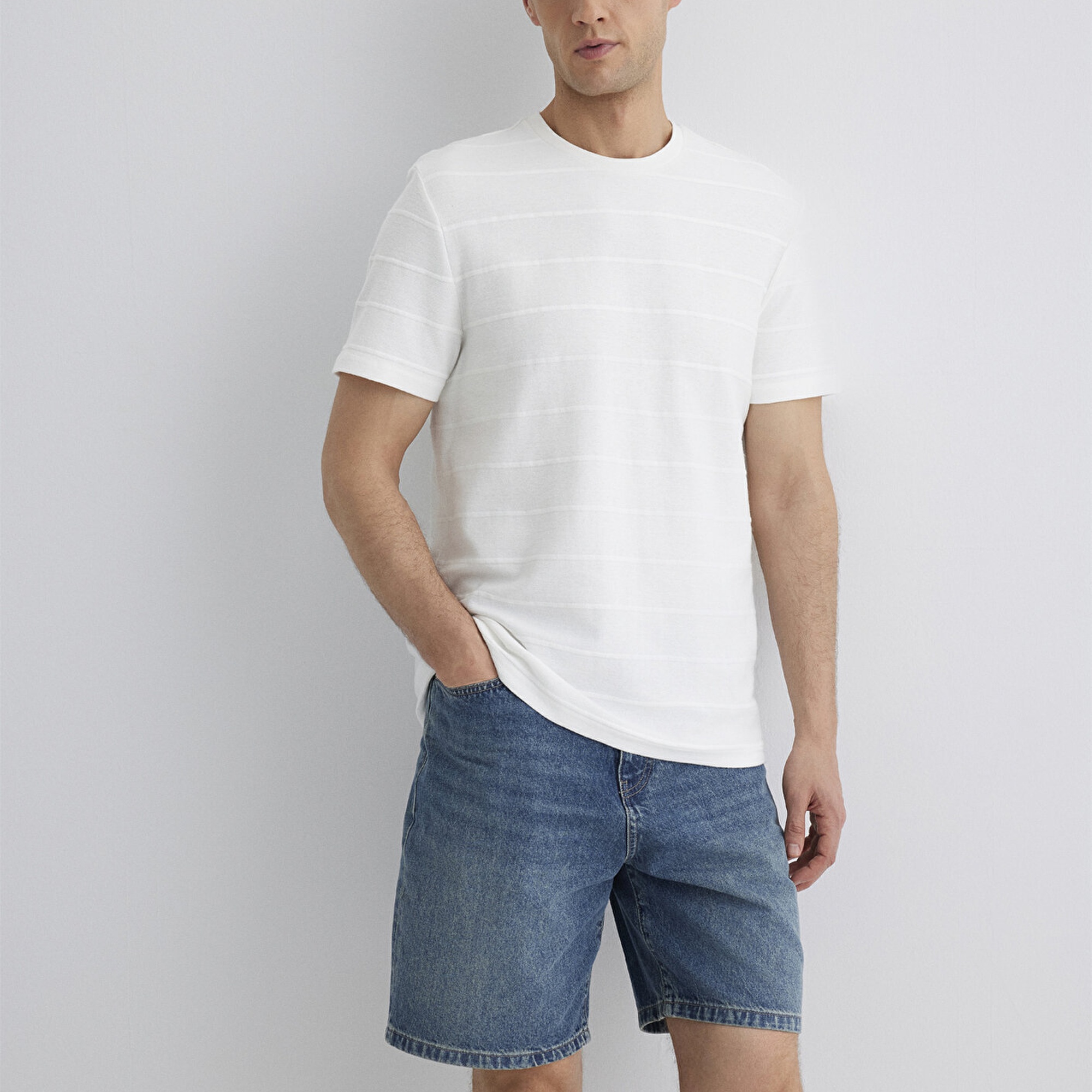 Mavi Çizgi Detaylı Beyaz Tişört Regular Fit / Normal Kesim 0611409-70057