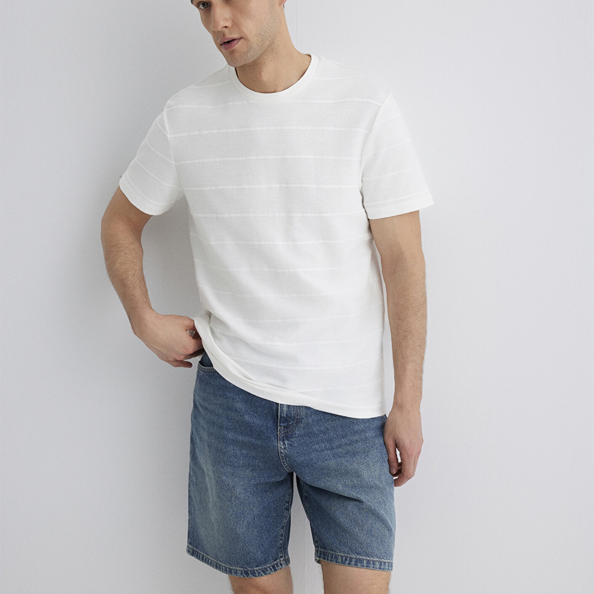 Mavi Çizgi Detaylı Beyaz Tişört Regular Fit / Normal Kesim 0611409-70057