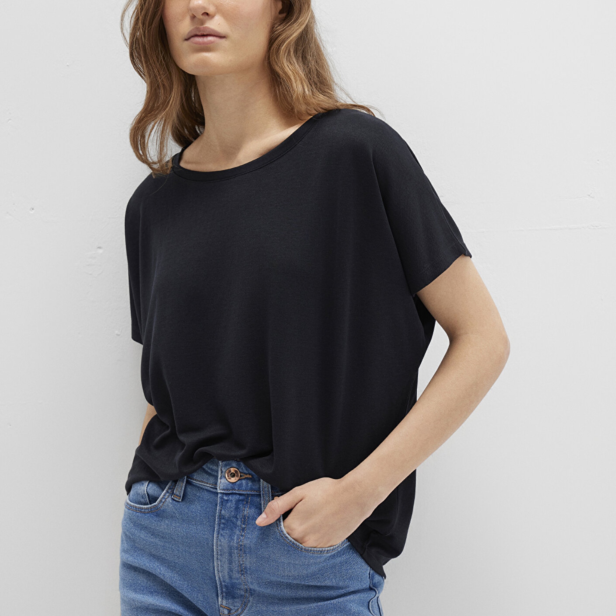 Mavi Lux Touch TENCEL TM Modal Siyah Basic Tişört Loose Fit / Bol Rahat Kesim 167245-900