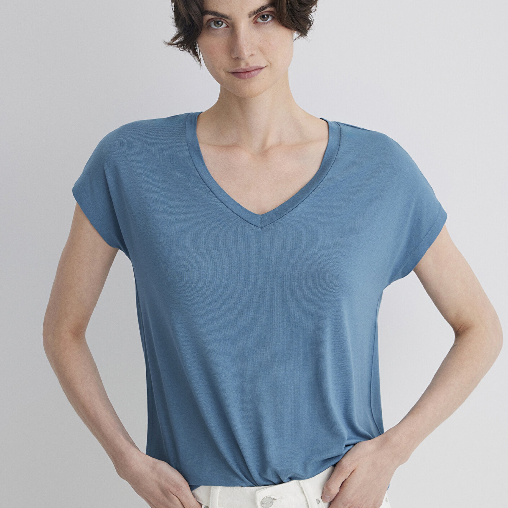 Mavi V Yaka Mavi Basic Viskoz Tişört Regular Fit / Normal Kesim 167714-70753