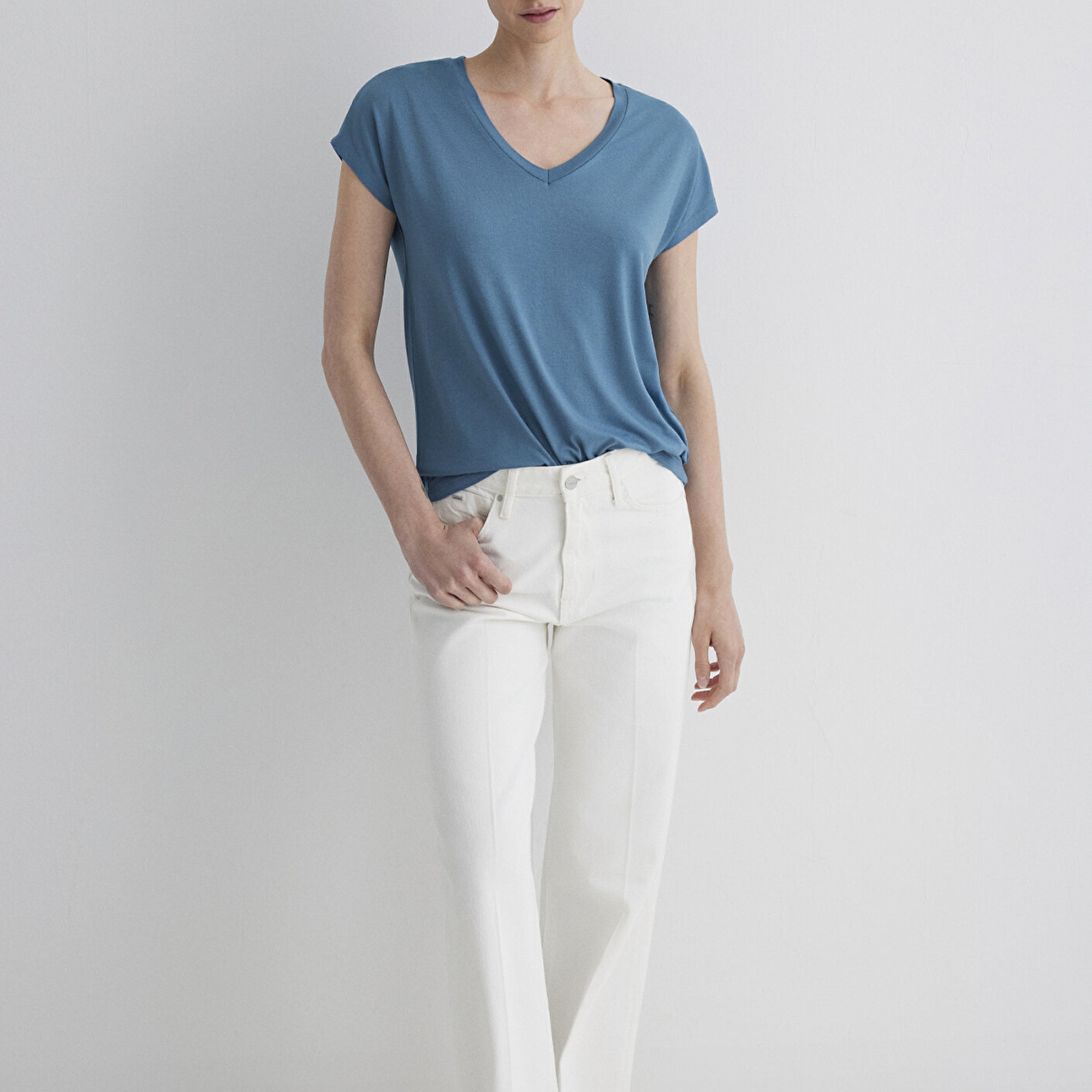 Mavi V Yaka Mavi Basic Viskoz Tişört Regular Fit / Normal Kesim 167714-70753