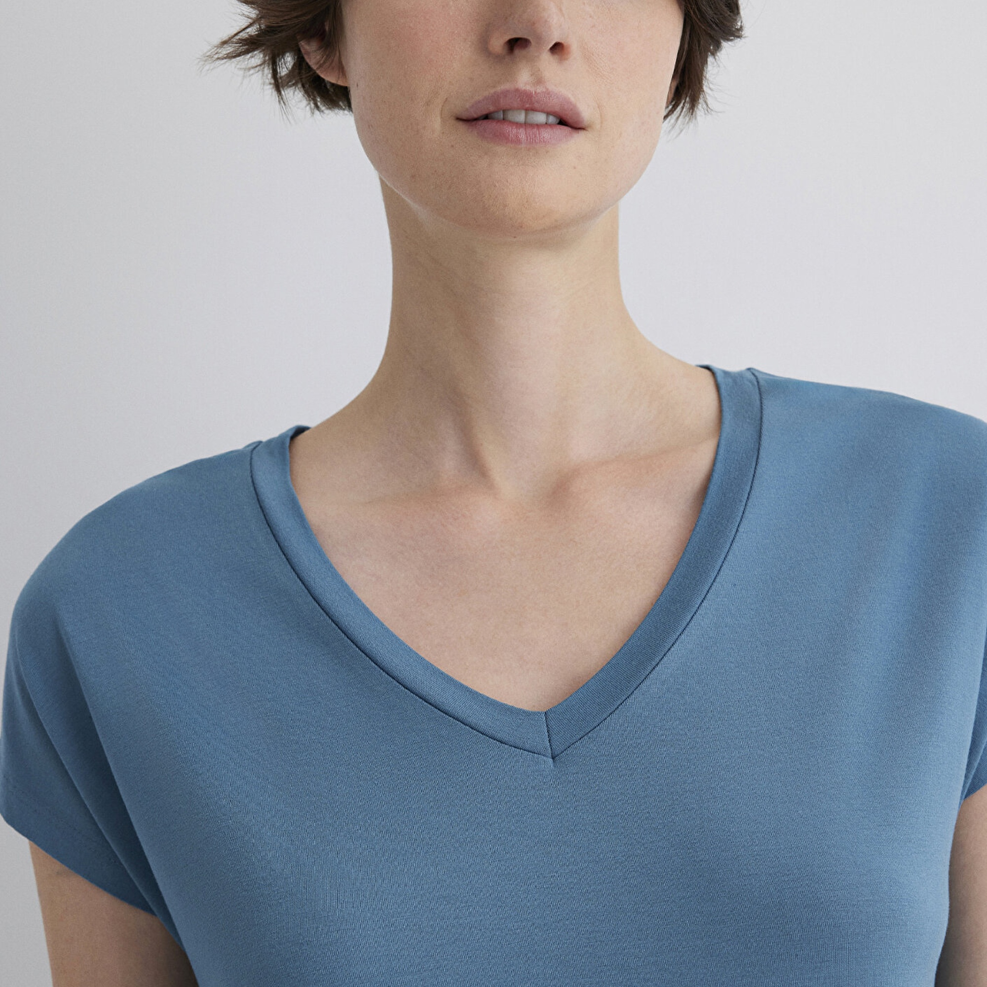 Mavi V Yaka Mavi Basic Viskoz Tişört Regular Fit / Normal Kesim 167714-70753