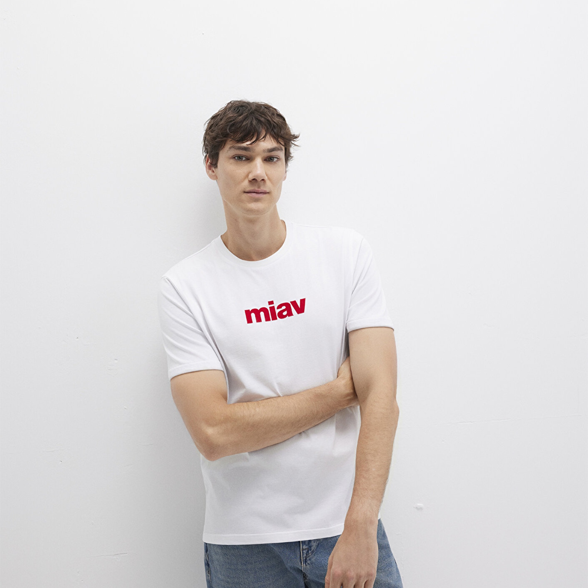 Mavi Kırmızı Miav Baskılı Beyaz Tişört Regular Fit / Normal Kesim 067153-622