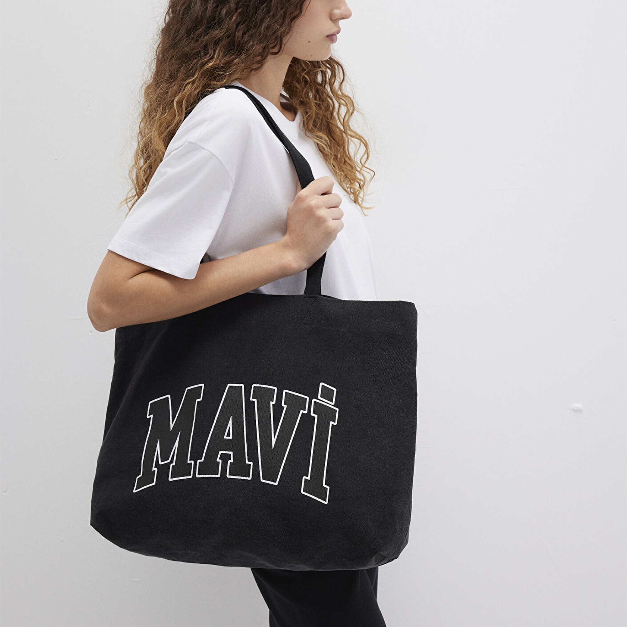 Mavi Mavi Logolu Siyah Omuz Çantası 1912566-900