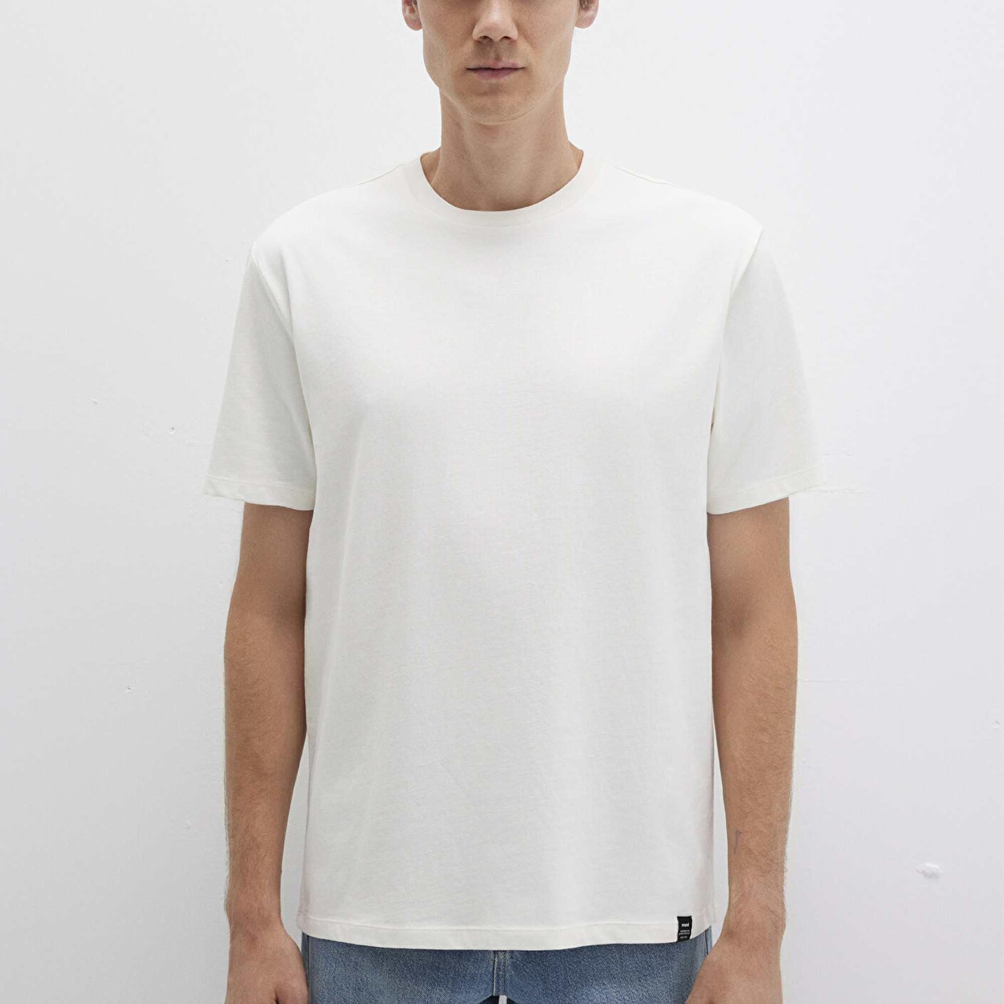 Mavi Etiket Detaylı Beyaz Basic Tişört Loose Fit / Bol Rahat Kesim 0611824-70057