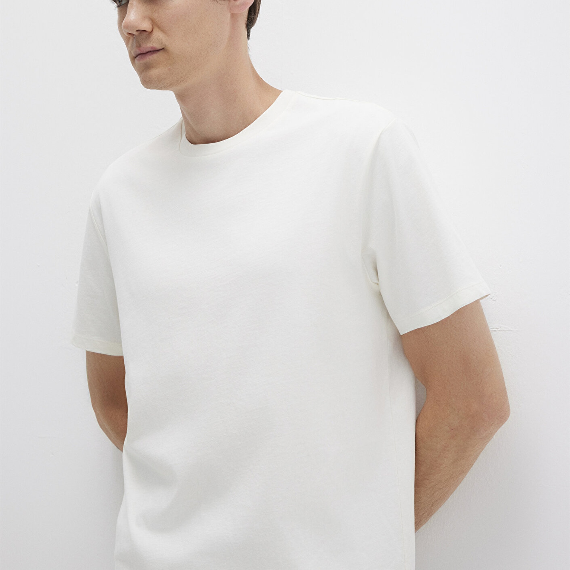 Mavi Etiket Detaylı Beyaz Basic Tişört Loose Fit / Bol Rahat Kesim 0611824-70057