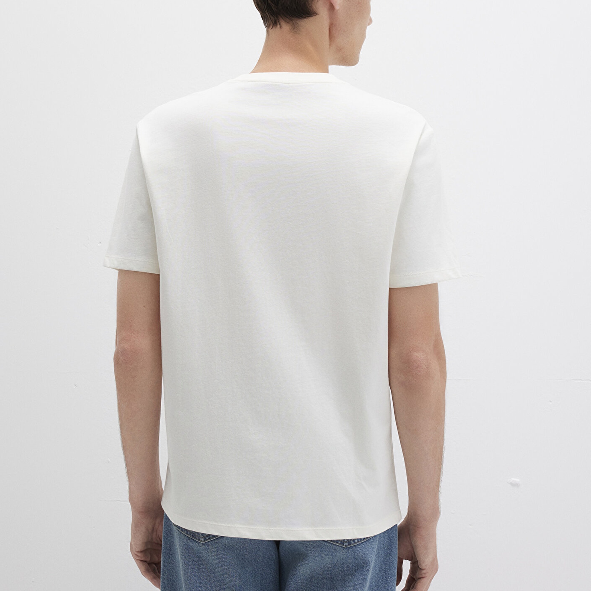 Mavi Etiket Detaylı Beyaz Basic Tişört Loose Fit / Bol Rahat Kesim 0611824-70057