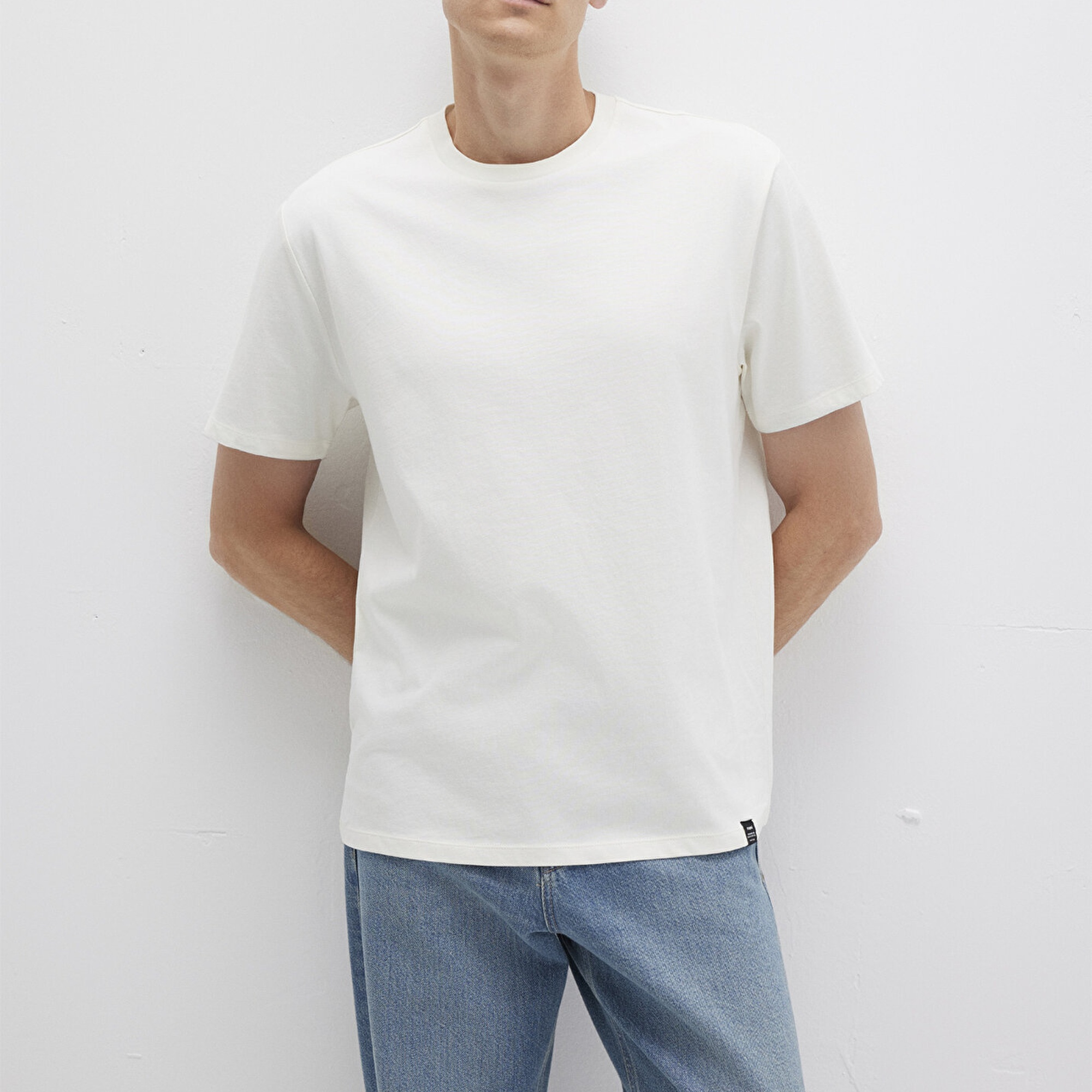 Mavi Etiket Detaylı Beyaz Basic Tişört Loose Fit / Bol Rahat Kesim 0611824-70057