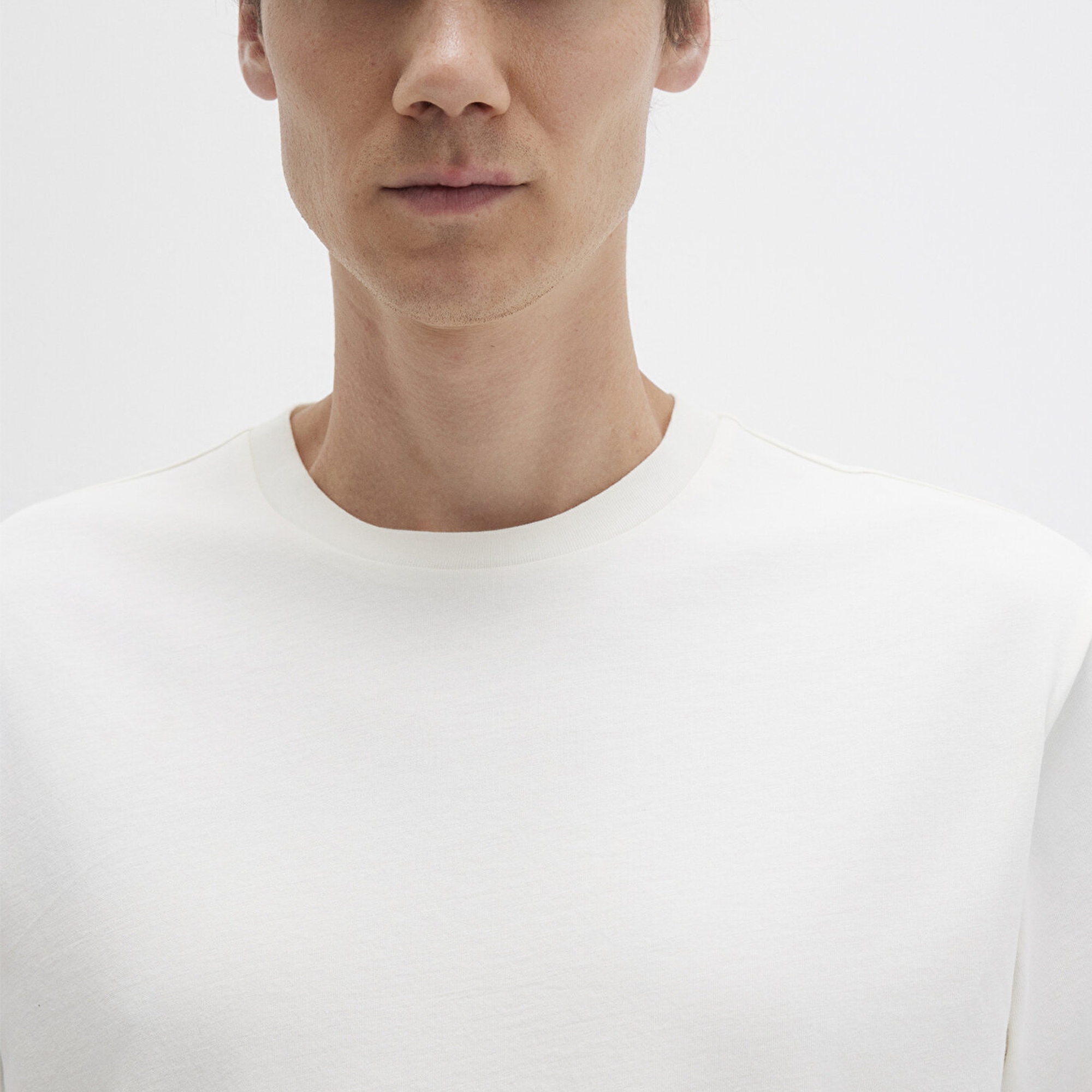 Mavi Etiket Detaylı Beyaz Basic Tişört Loose Fit / Bol Rahat Kesim 0611824-70057