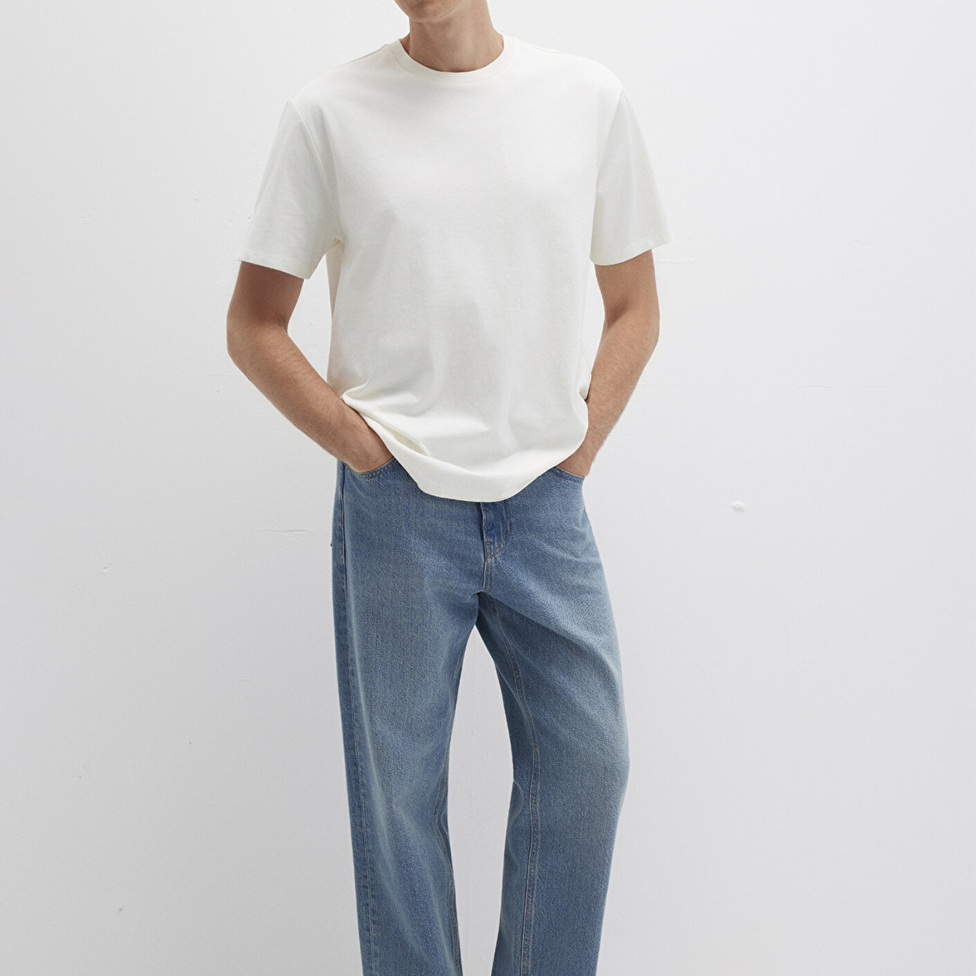 Mavi Etiket Detaylı Beyaz Basic Tişört Loose Fit / Bol Rahat Kesim 0611824-70057