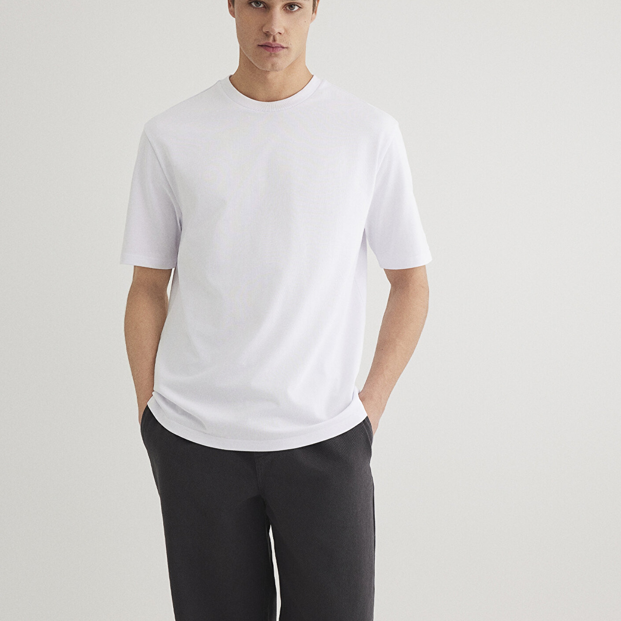 Mavi Logo Kol Detaylı Beyaz Basic Tişört Loose Fit / Bol Rahat Kesim 0611924-620