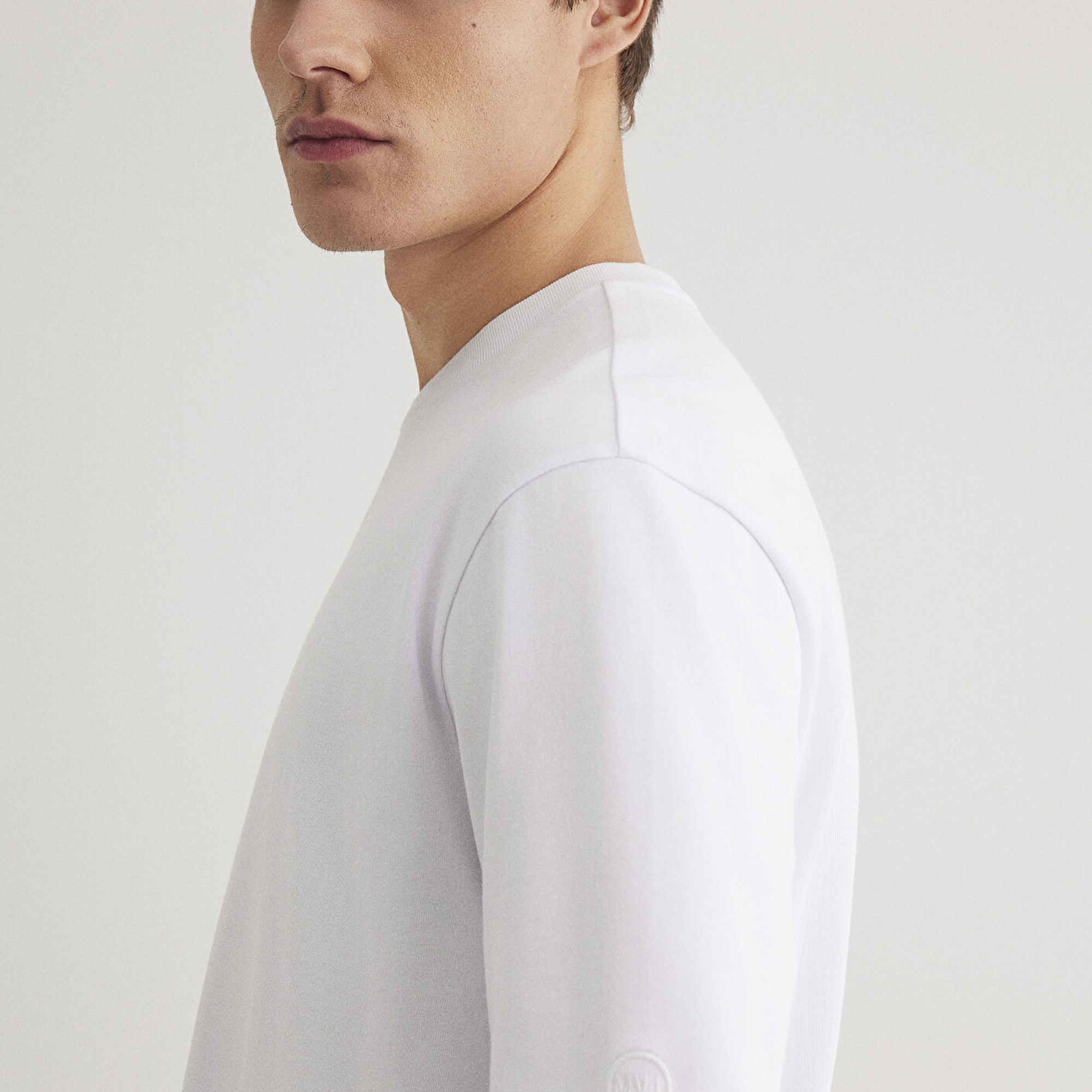 Mavi Logo Kol Detaylı Beyaz Basic Tişört Loose Fit / Bol Rahat Kesim 0611924-620