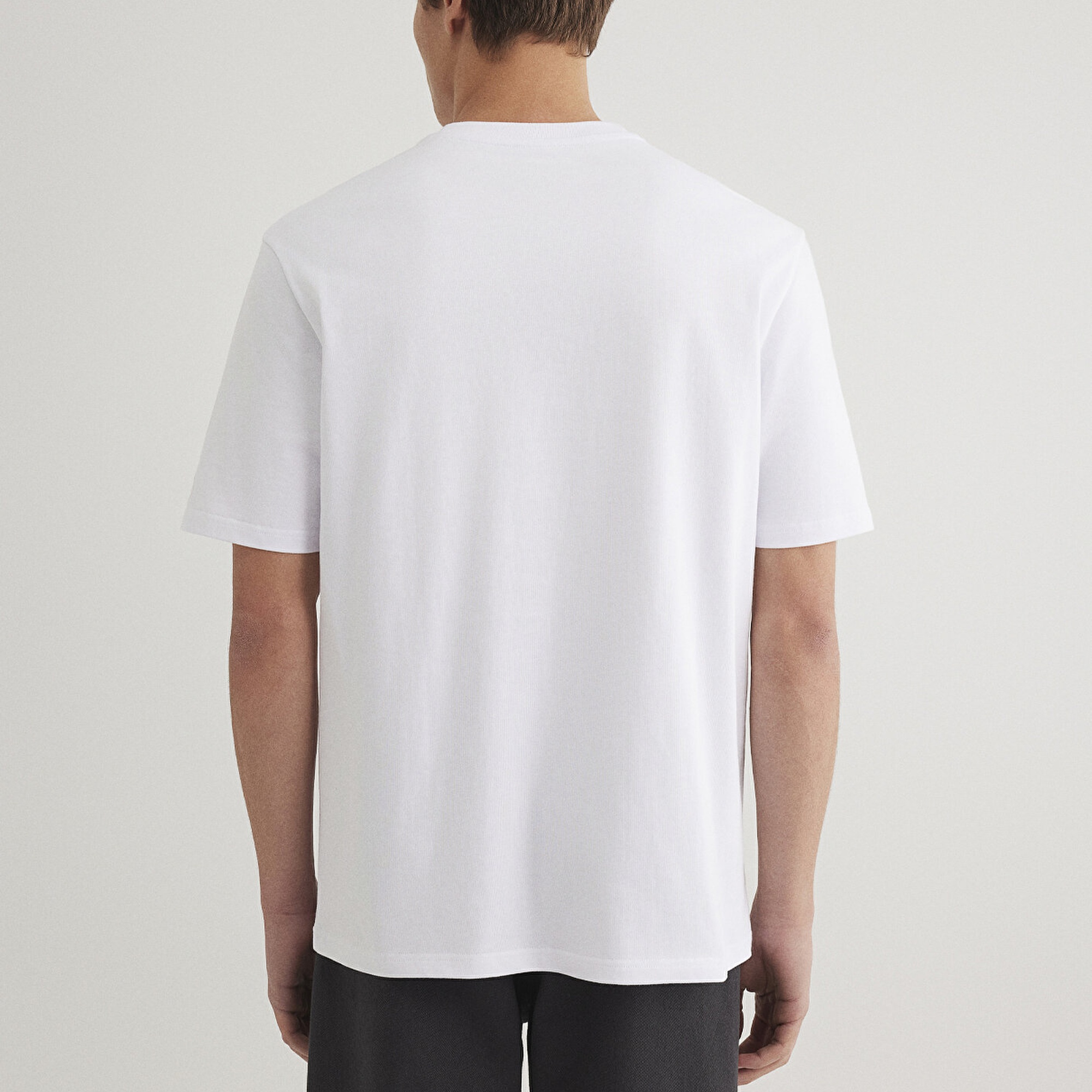 Mavi Logo Kol Detaylı Beyaz Basic Tişört Loose Fit / Bol Rahat Kesim 0611924-620