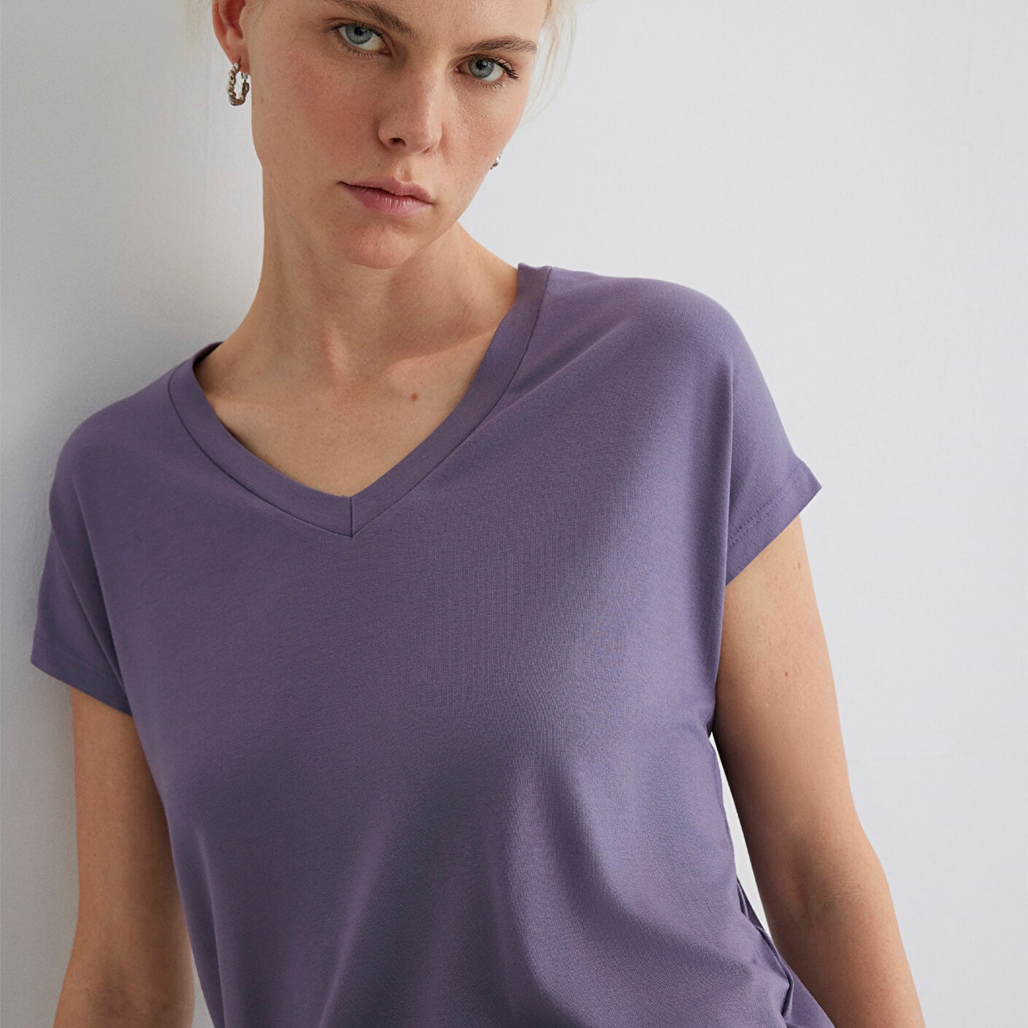 Mavi V Yaka Mor Basic Viskoz Tişört Regular Fit / Normal Kesim 167714-70608