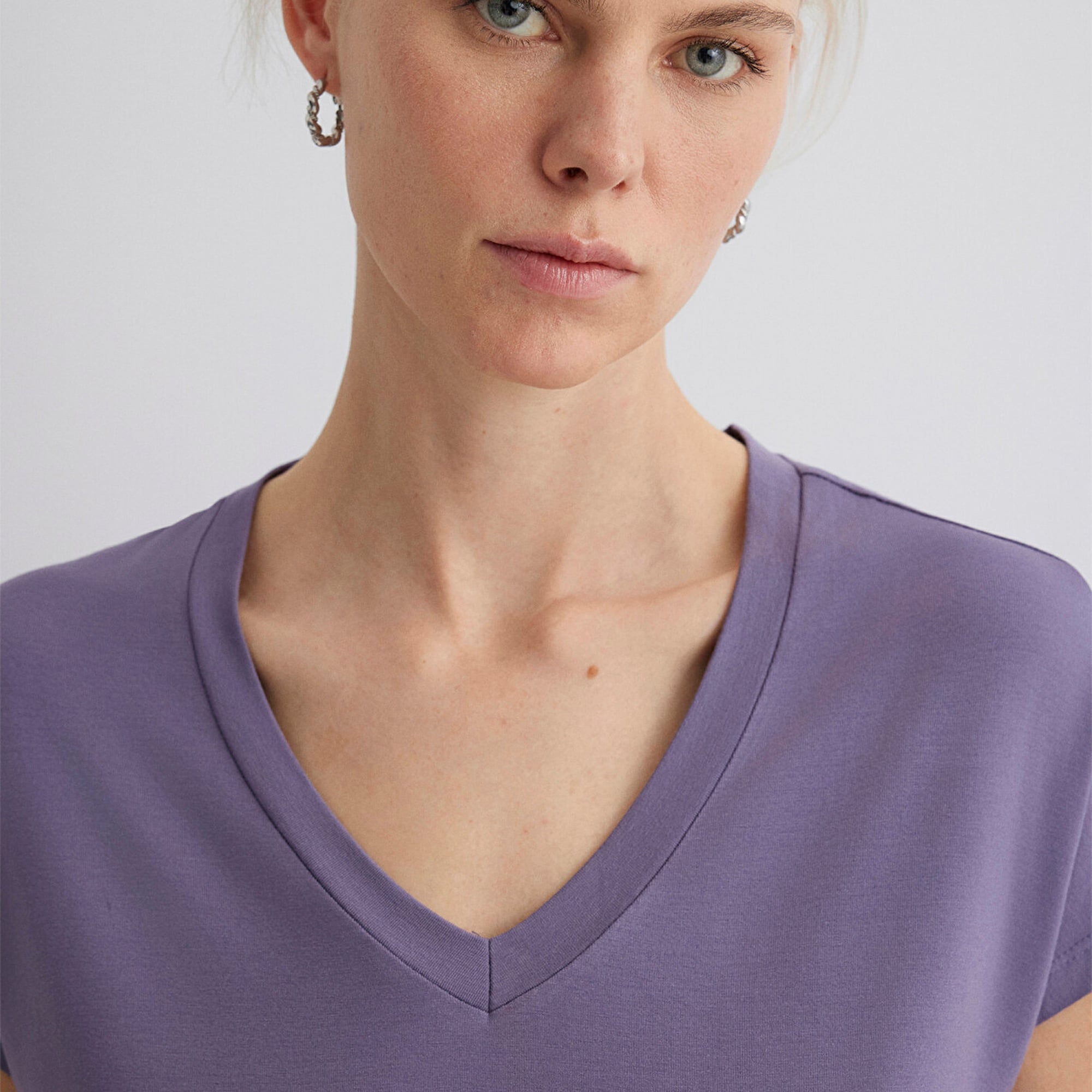 Mavi V Yaka Mor Basic Viskoz Tişört Regular Fit / Normal Kesim 167714-70608