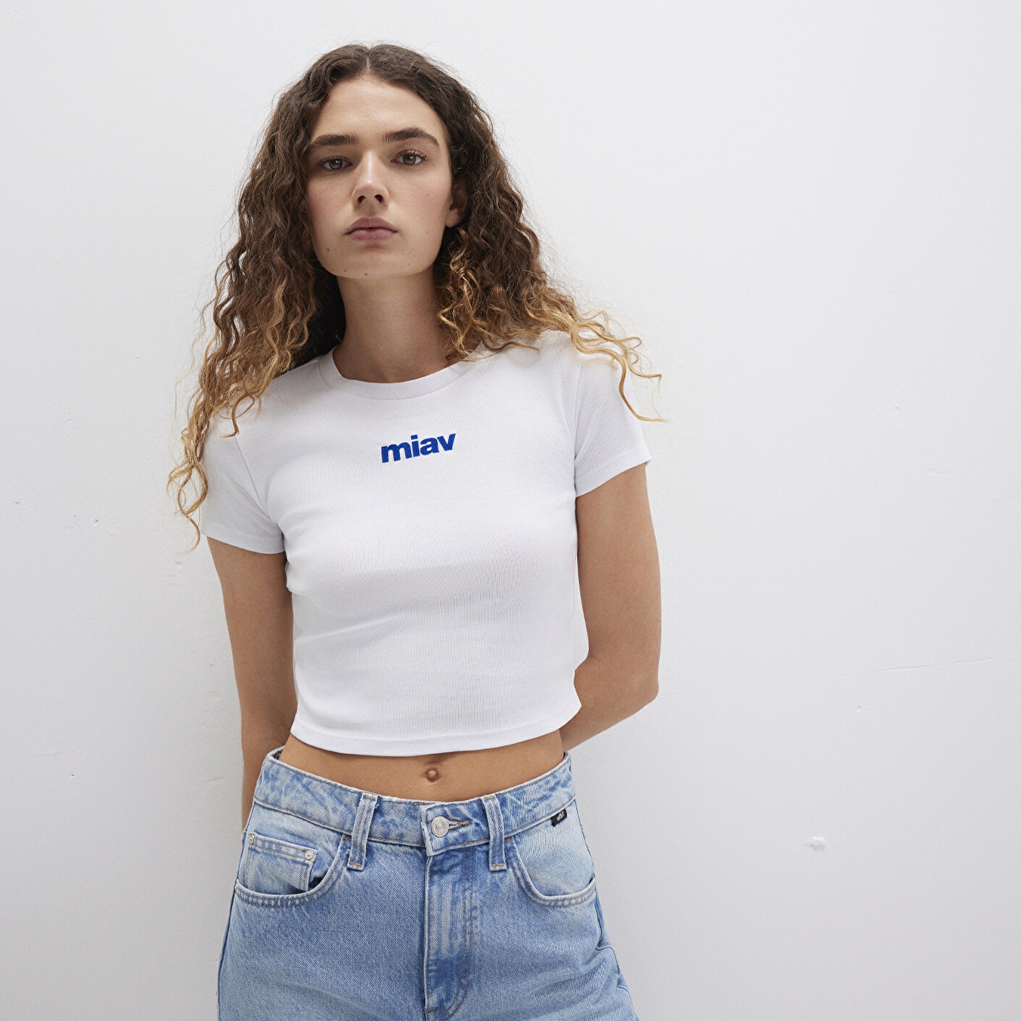 Mavi Miav Baskılı Beyaz Crop Tişört Crop / Kısa Kesim 1612453-620