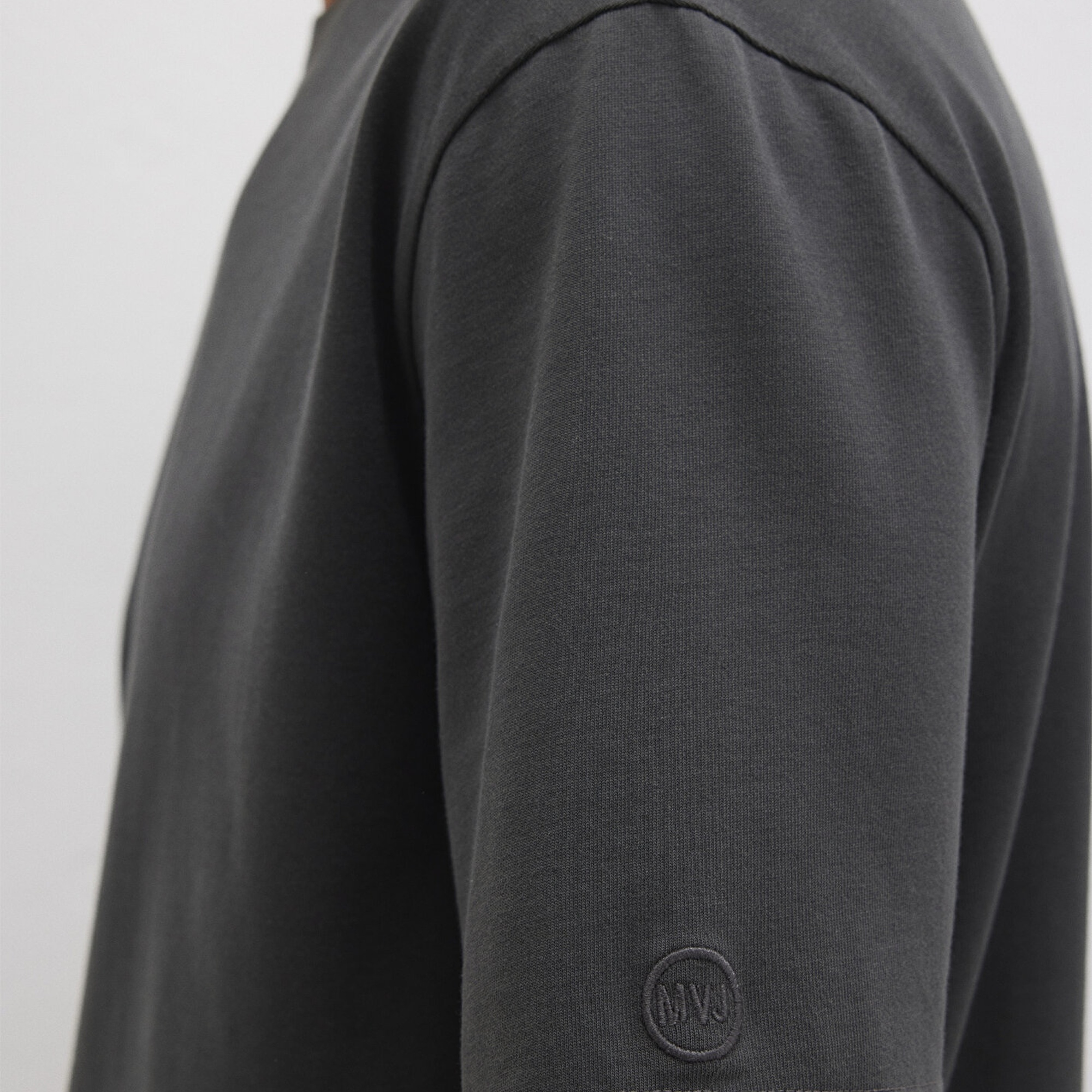 Mavi Logo Kol Detaylı Antrasit Basic Tişört Loose Fit / Bol Rahat Kesim 0611924-70092