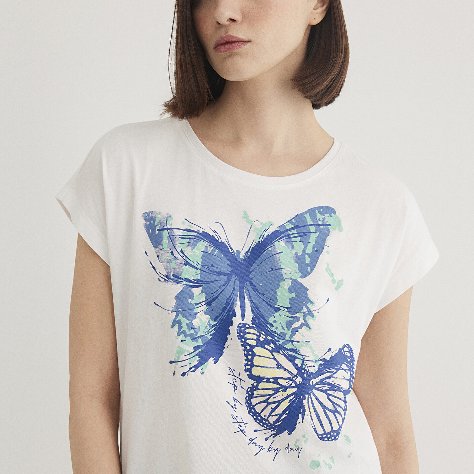 Mavi Kelebek Baskılı Beyaz Tişört Regular Fit / Normal Kesim 1612620-70057