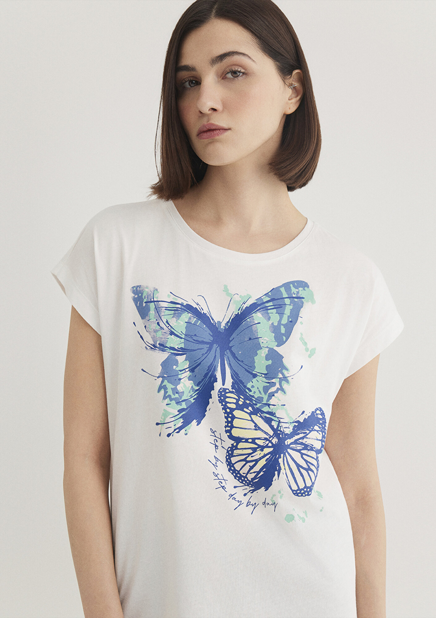  Mavi Kelebek Baskılı Beyaz Tişört Regular Fit / Normal Kesim 1612620-70057