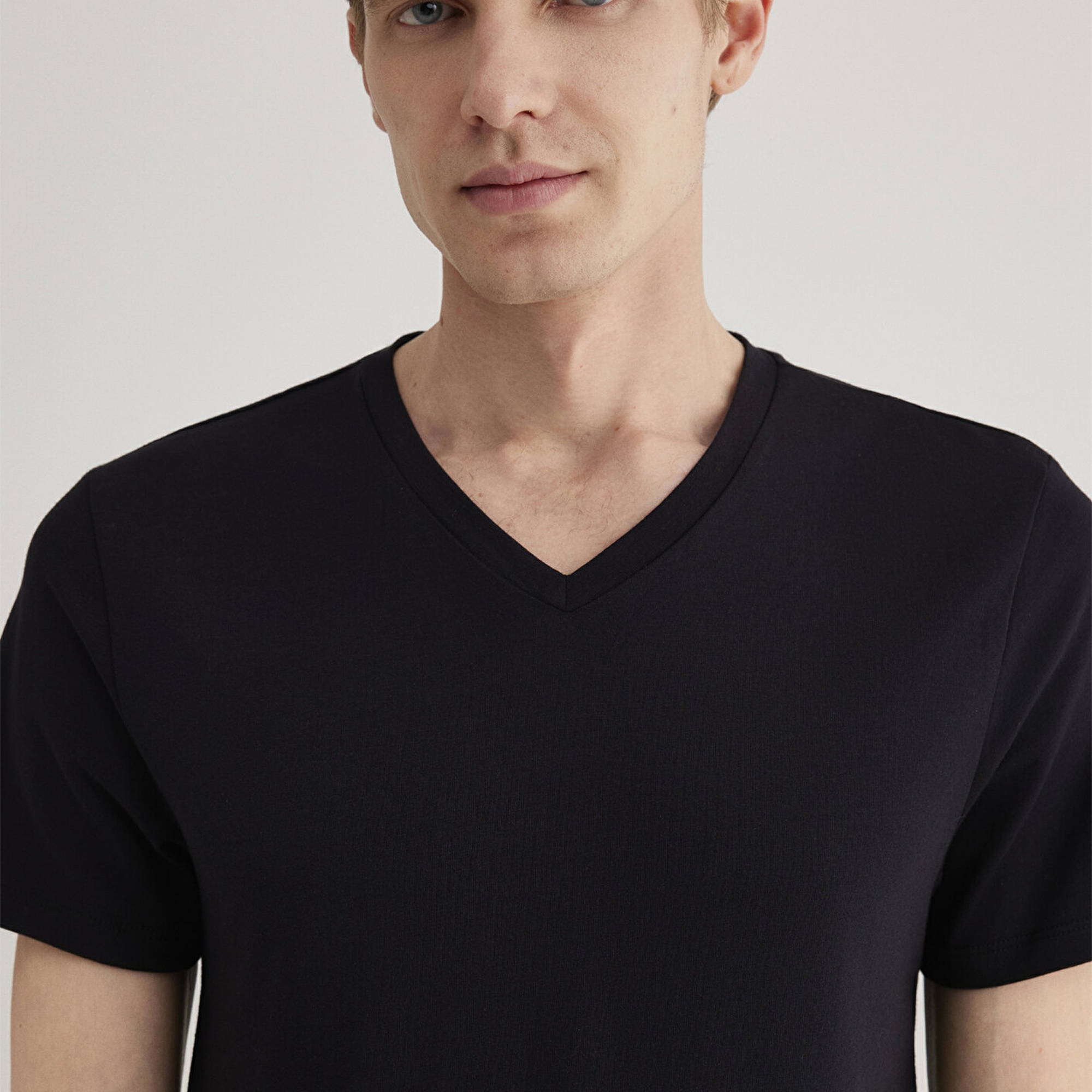 Mavi Stretch V Yaka Siyah Basic Tişört Fitted / Vücuda Oturan Kesim 061748-900