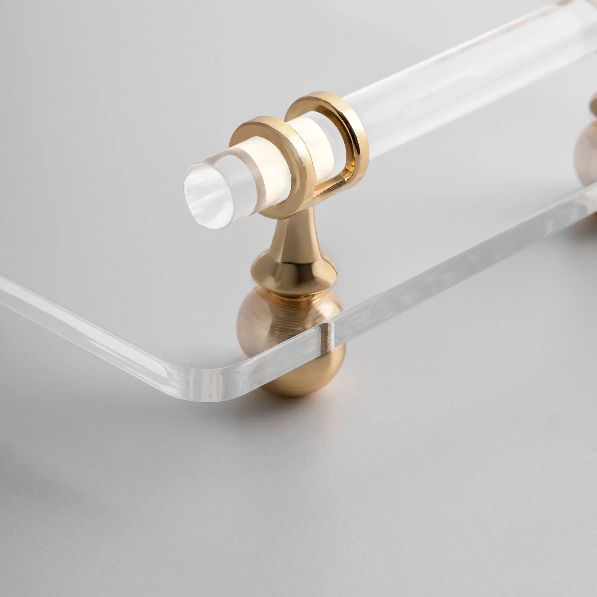 Qua Home Etser Pirinç Kulp Detaylı Pleksi Tepsi 40x17 cm