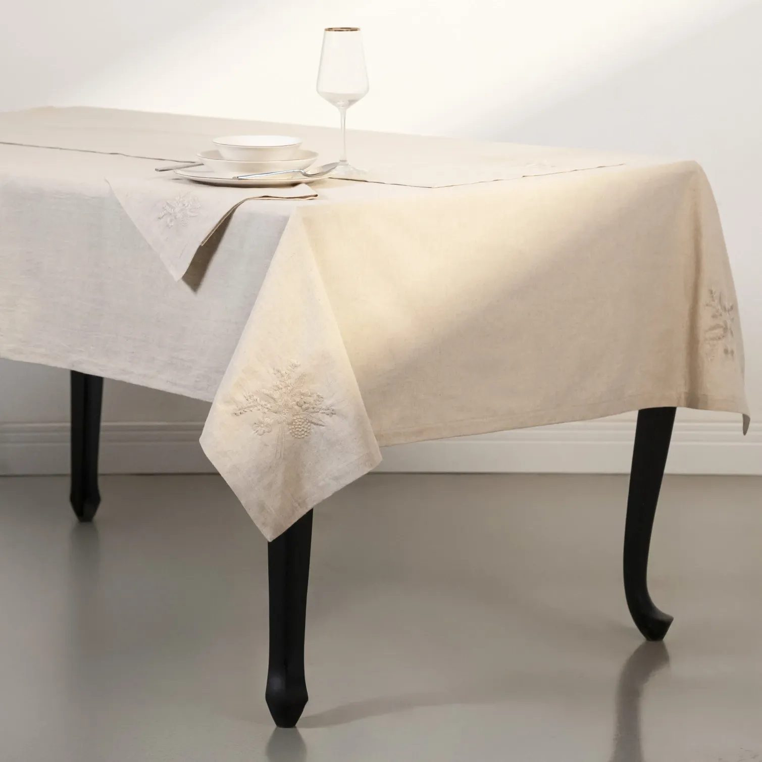  Julien Pamuk Keten Çiçek Nakışlı Masa Örtüsü Ekru 150x250 cm