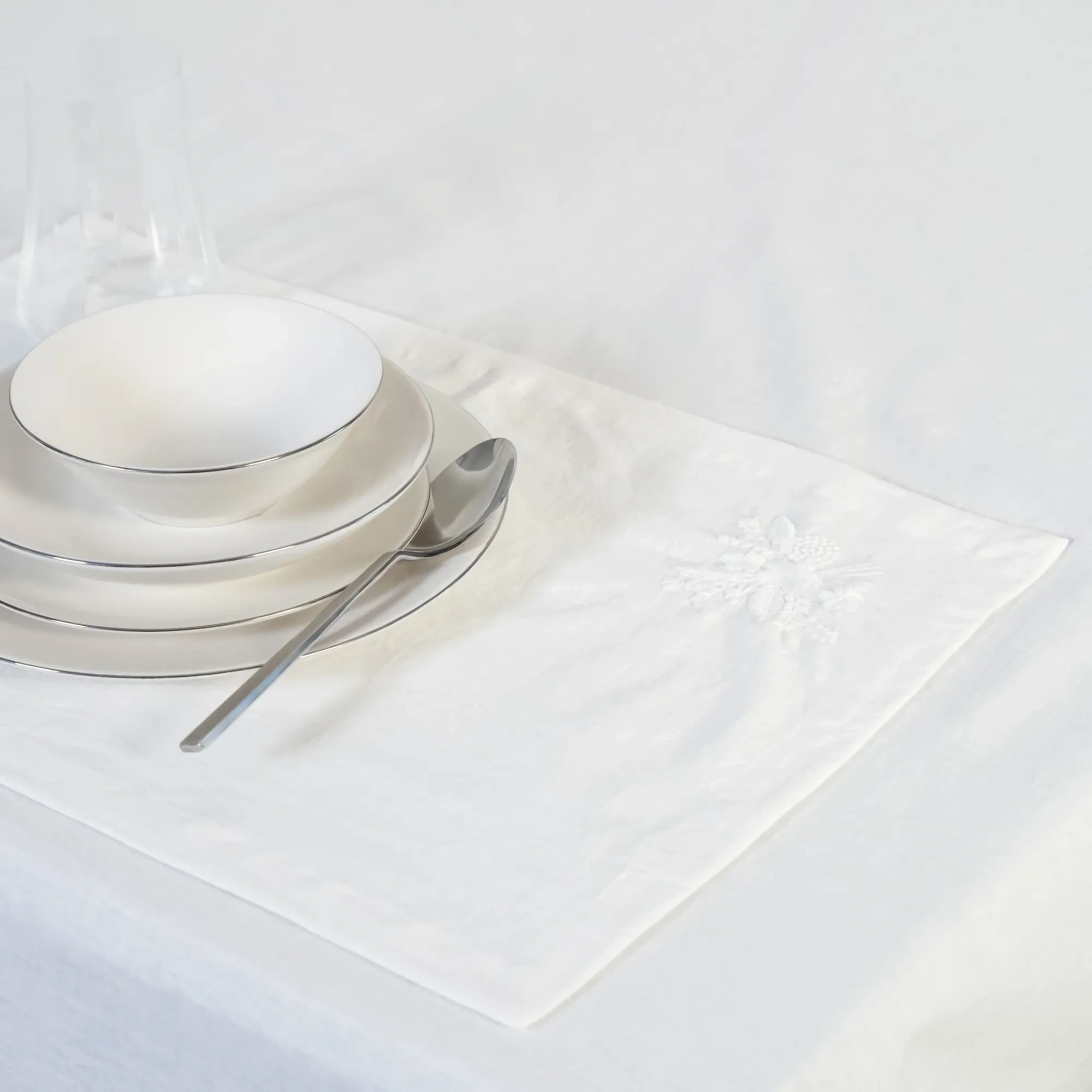 Qua Home Julien Pamuk Keten Çiçek Nakışlı Amerikan Servis Beyaz 35x50 cm