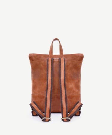  YARGICI Katlama Detaylı Deri Sırt Çantası