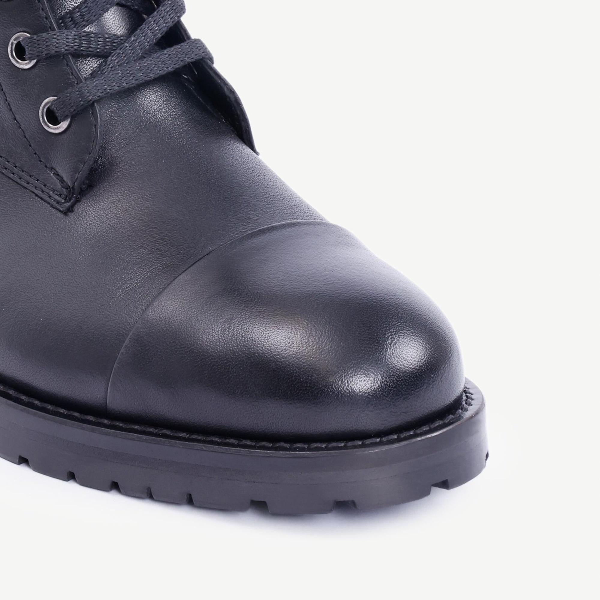 YARGICI İnce Tabanlı Deri Bağcıklı Bot