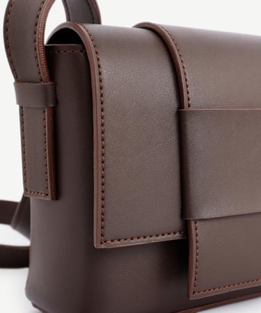  YARGICI Deri Görünümlü Kemer Detaylı Çapraz Çanta