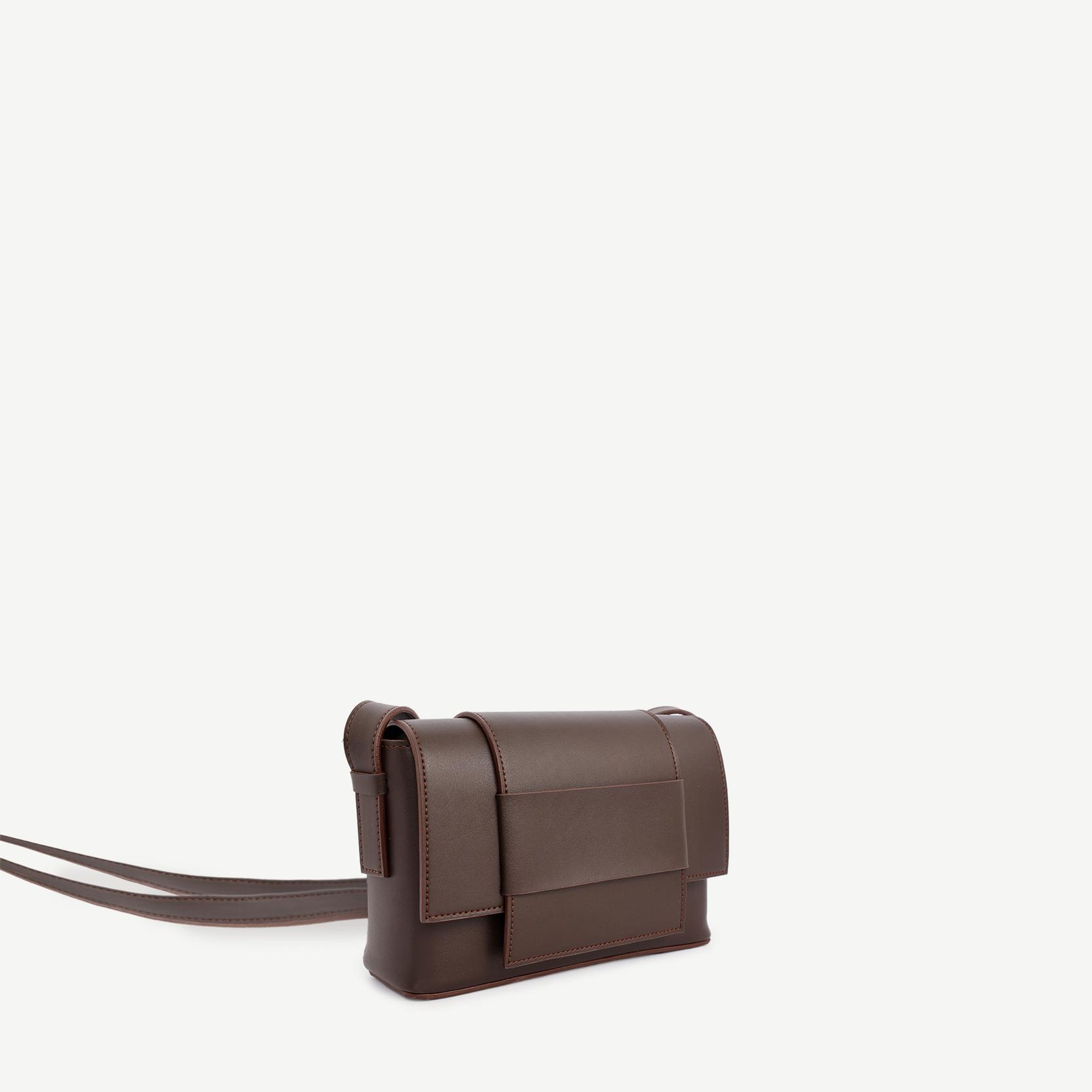 YARGICI Deri Görünümlü Kemer Detaylı Çapraz Çanta